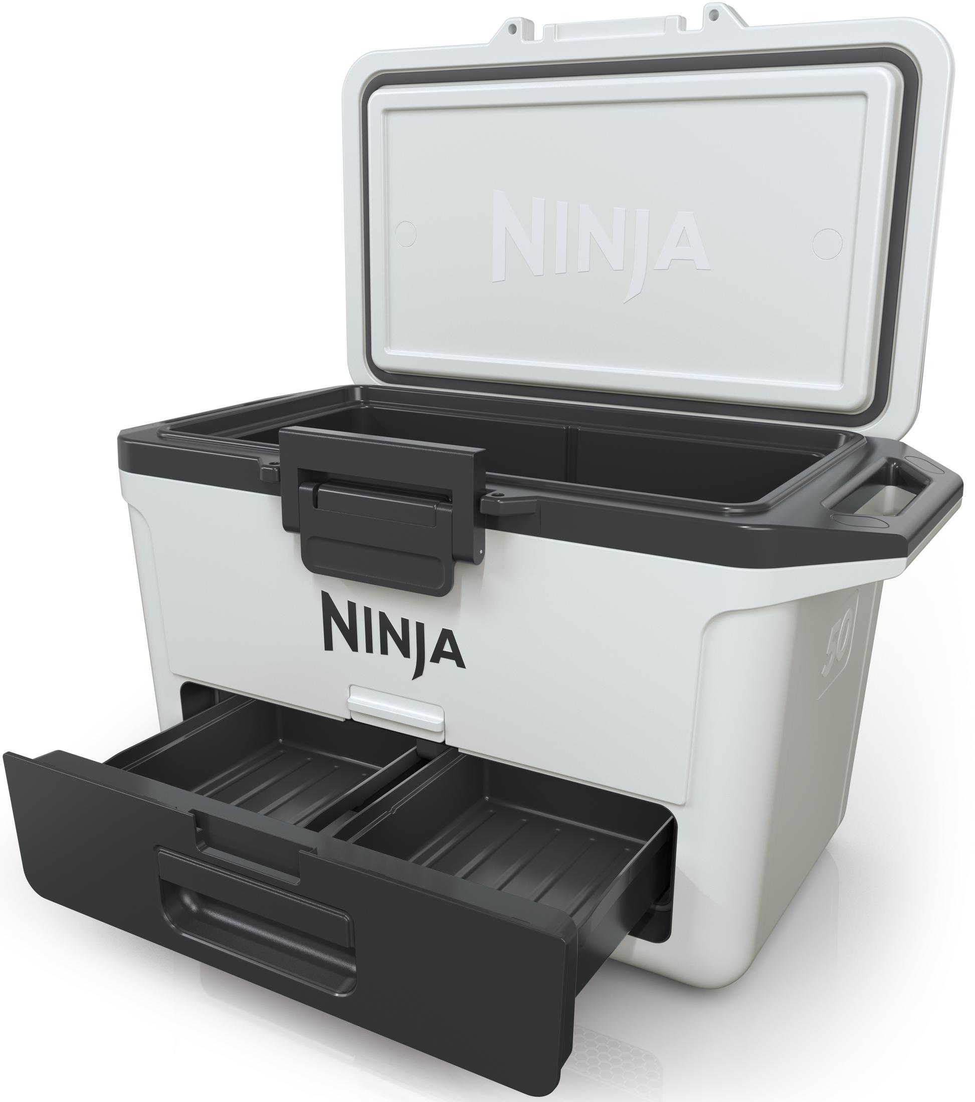 Biała lodówka turystyczna z otwartą pokrywą i dwiema szufladami. Logo Ninja.