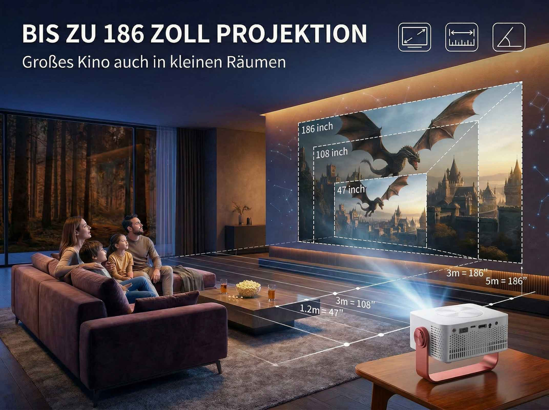 Ein heller Projektor wirft ein Bild einer Burg und Drachen an eine Wand. Eine Familie sitzt auf einer Couch.