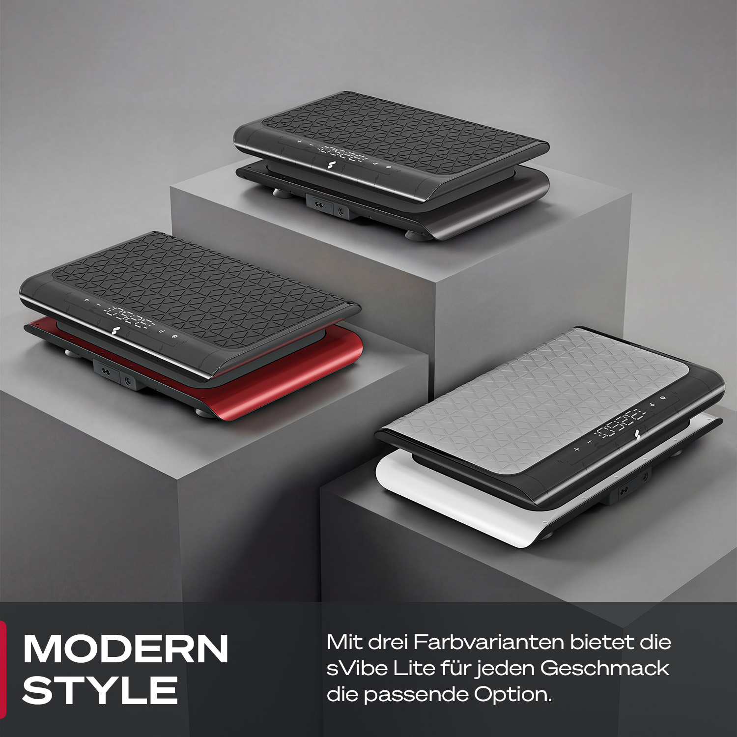 Drei Vibrationsplatten in Grau, Schwarz-Rot und Grau-Weiß auf grauen Podesten.