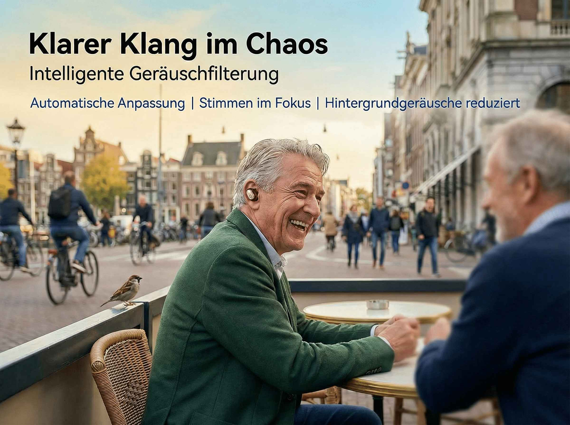 Mann lacht mit Hörgerät im Freien, Stadtkulisse im Hintergrund.