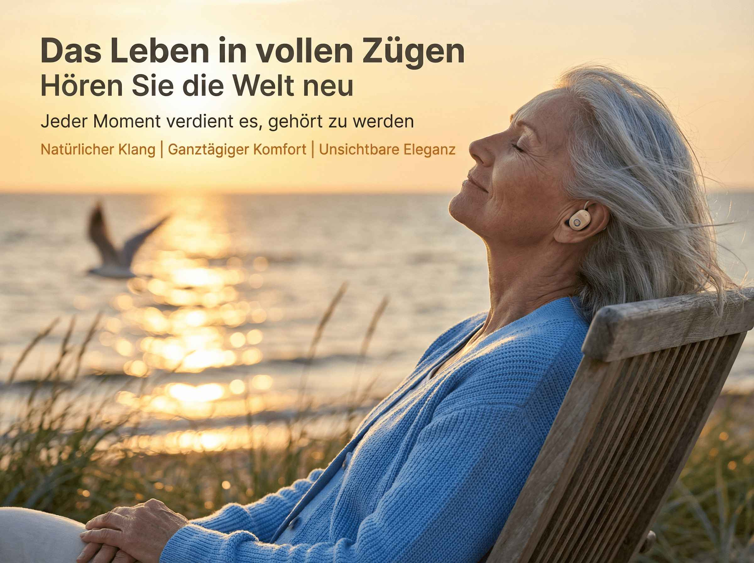 Eine Frau sitzt am Strand und lauscht mit Kopfhörern dem Meer.