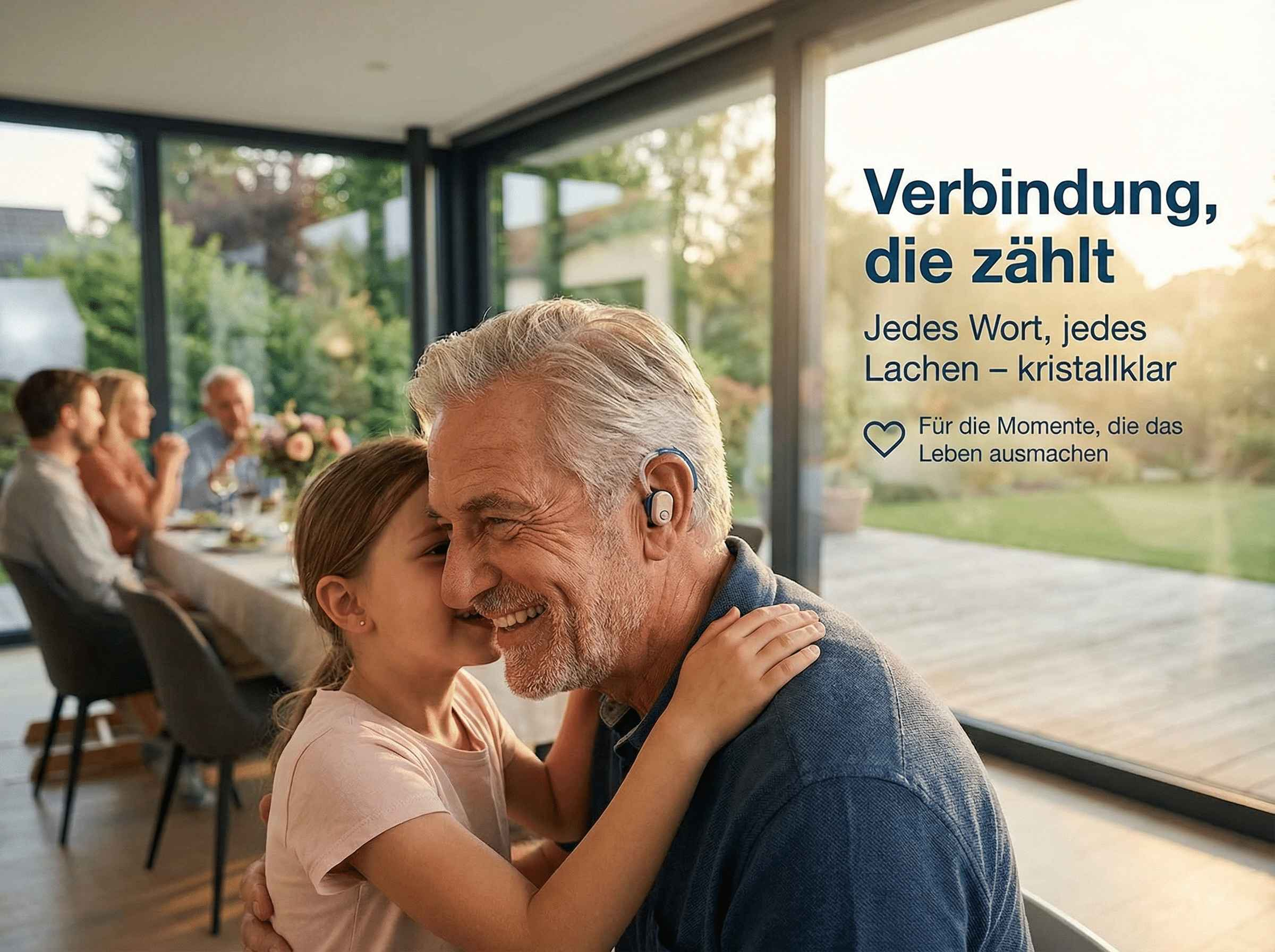 Ein Großvater und Enkelin umarmen sich, im Hintergrund speist eine Familie.