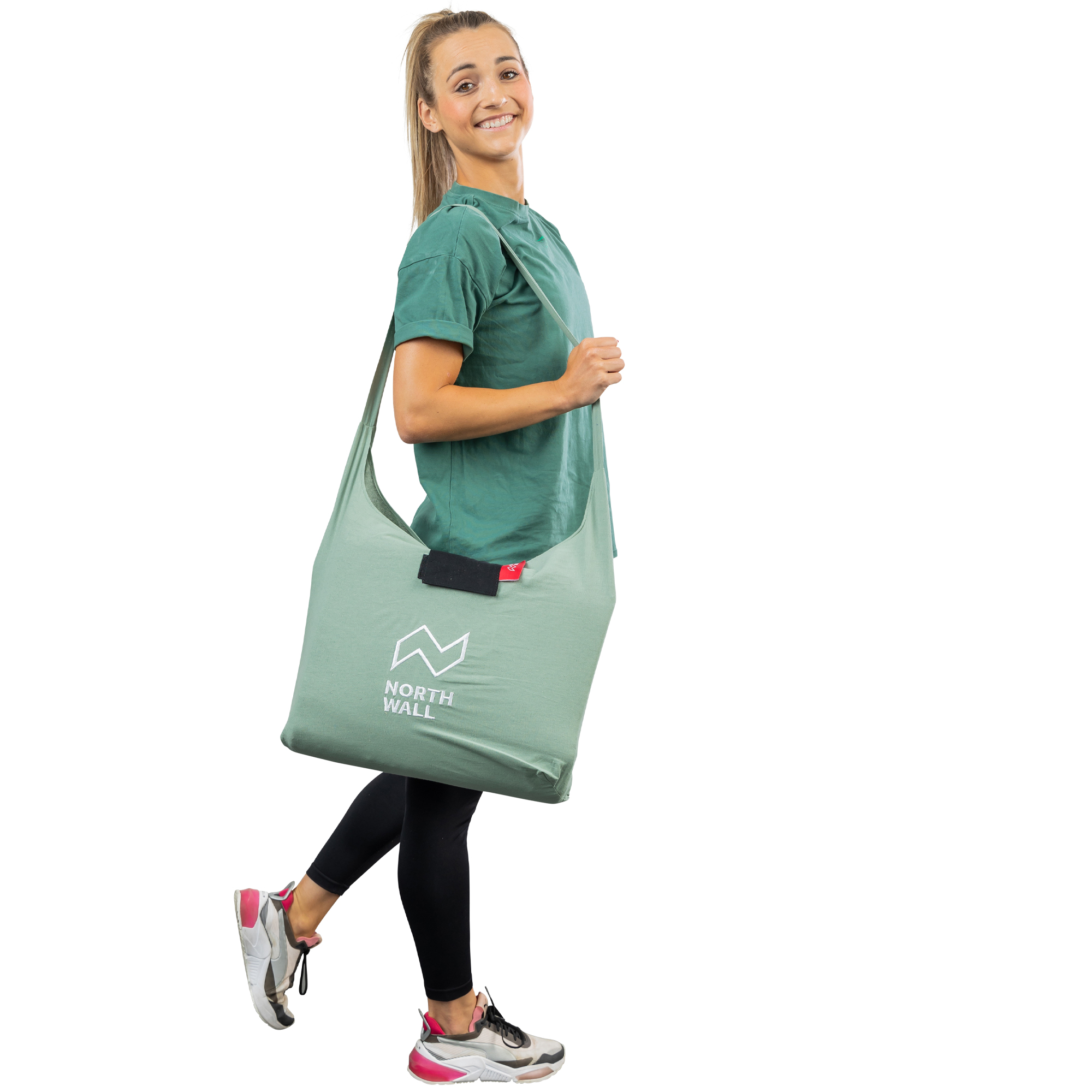 Frau mit einem mintgrünen Beutel über der Schulter, trägt ein grünes T-Shirt.