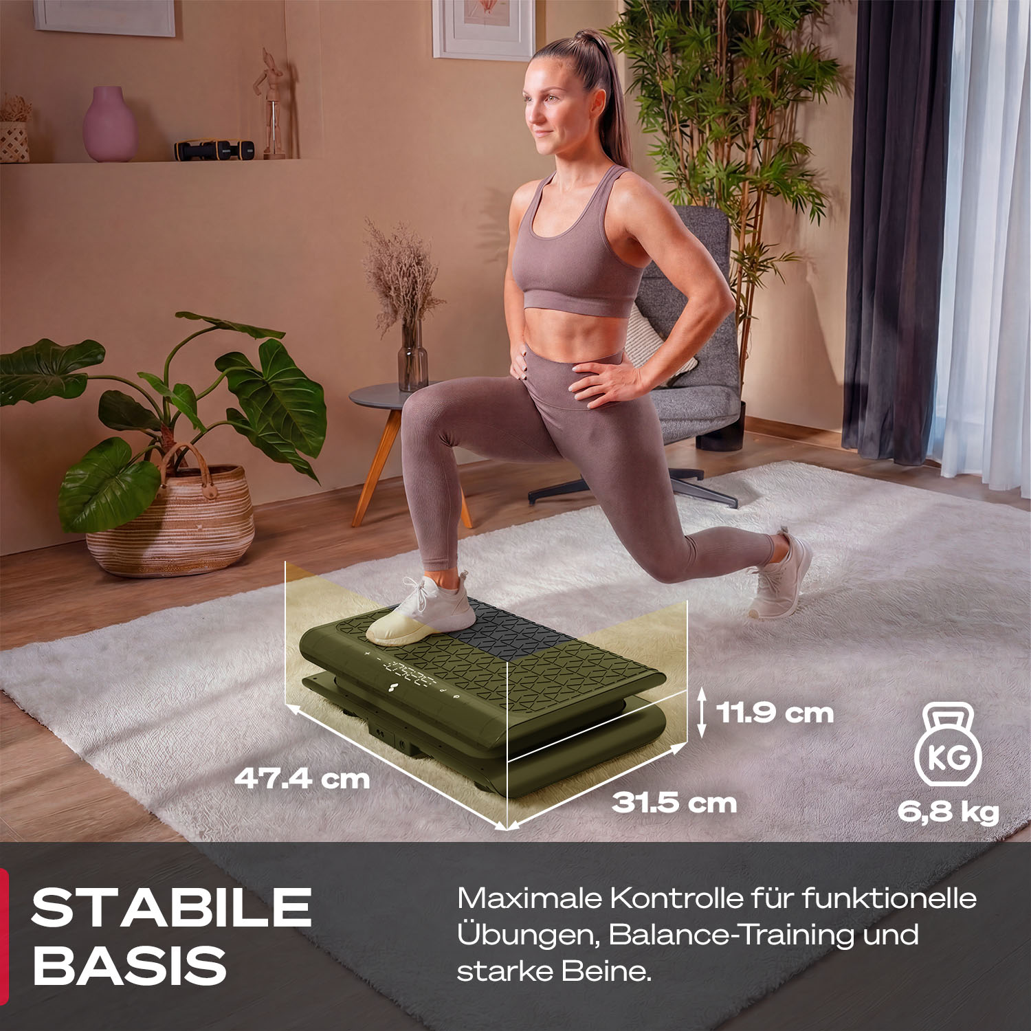 Eine Frau macht einen Ausfallschritt auf einer Trainingsplattform in einem Wohnzimmer.