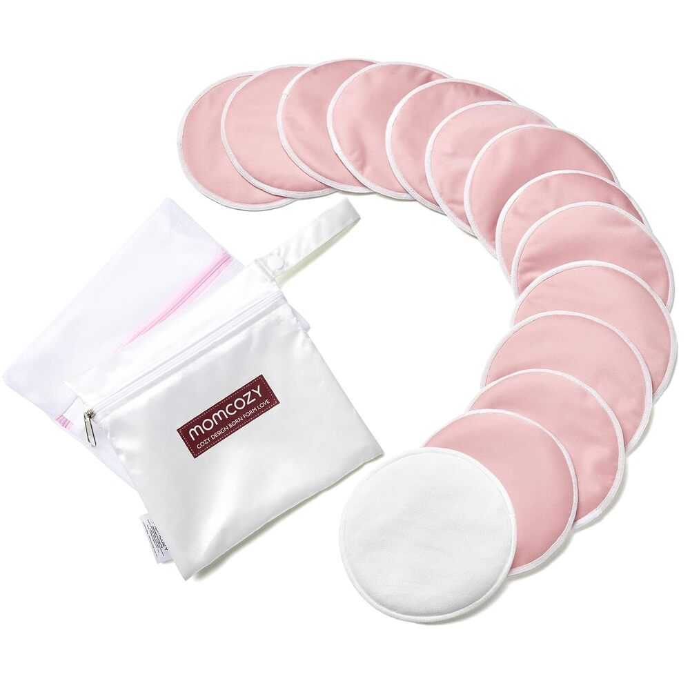 Dieci coppette assorbilatte rosa con bordo bianco, una coppetta bianca e una pochette bianca.