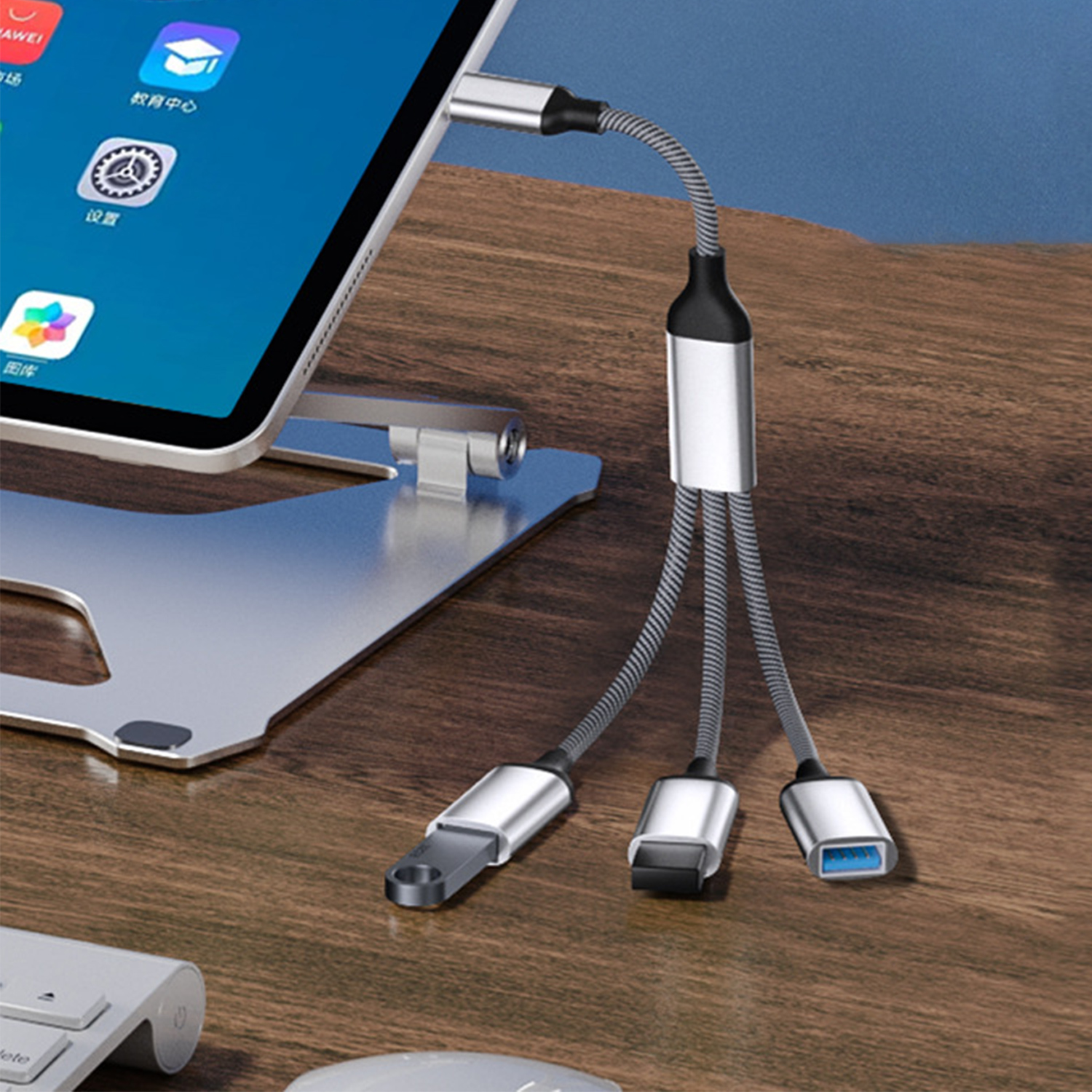 Tablet an USB-C-Hub mit HDMI, USB-A und USB-C-Anschlüssen angeschlossen.