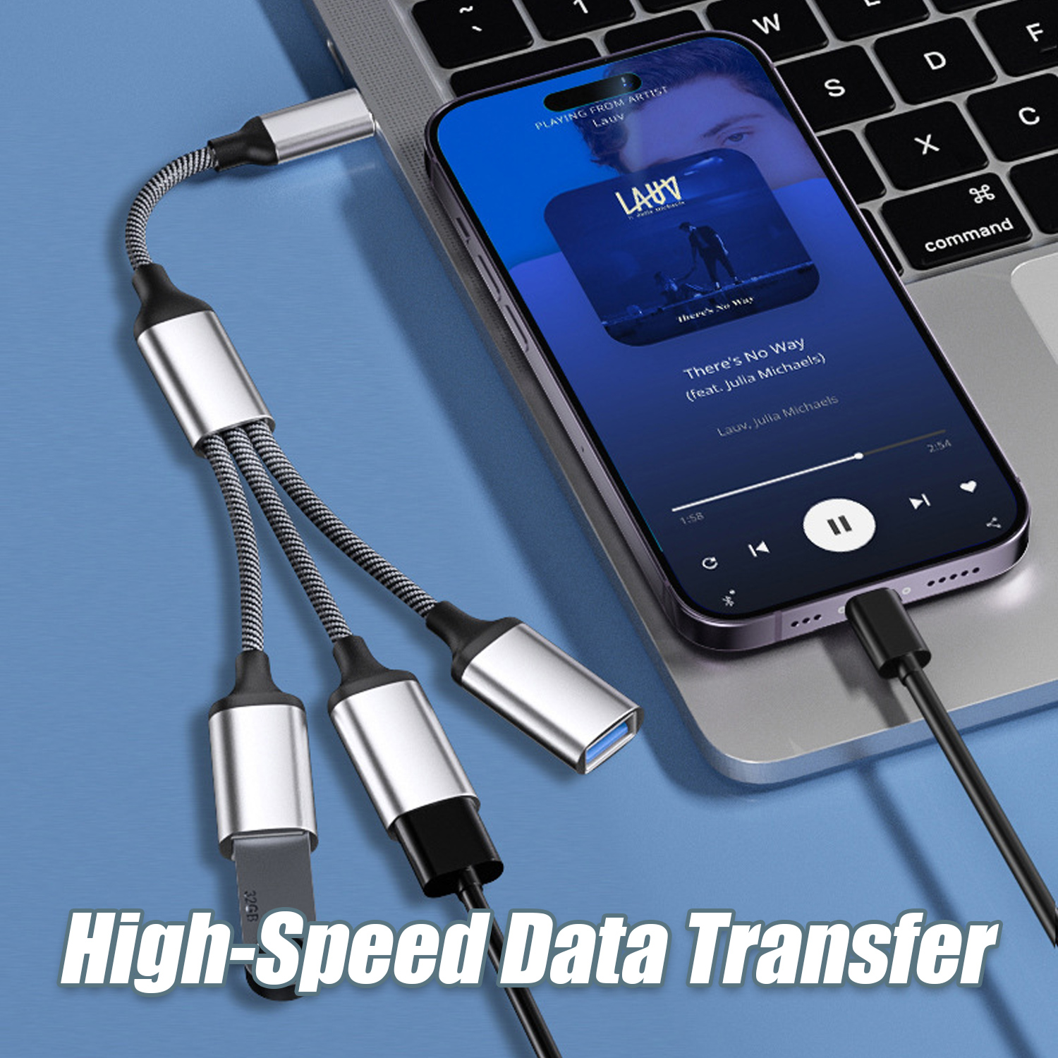 Ein Smartphone ist über ein Kabel mit einem Laptop verbunden. Es zeigt Musikwiedergabe.