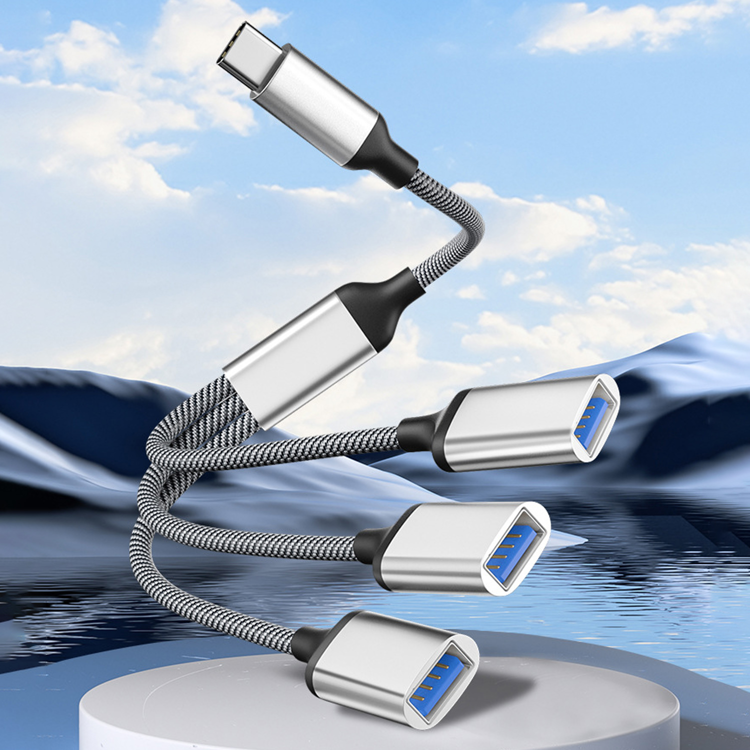 Ein USB-C zu 3x USB 3.0 Adapterkabel mit silbernen Anschlüssen und grau-schwarzem geflochtenem Kabel.