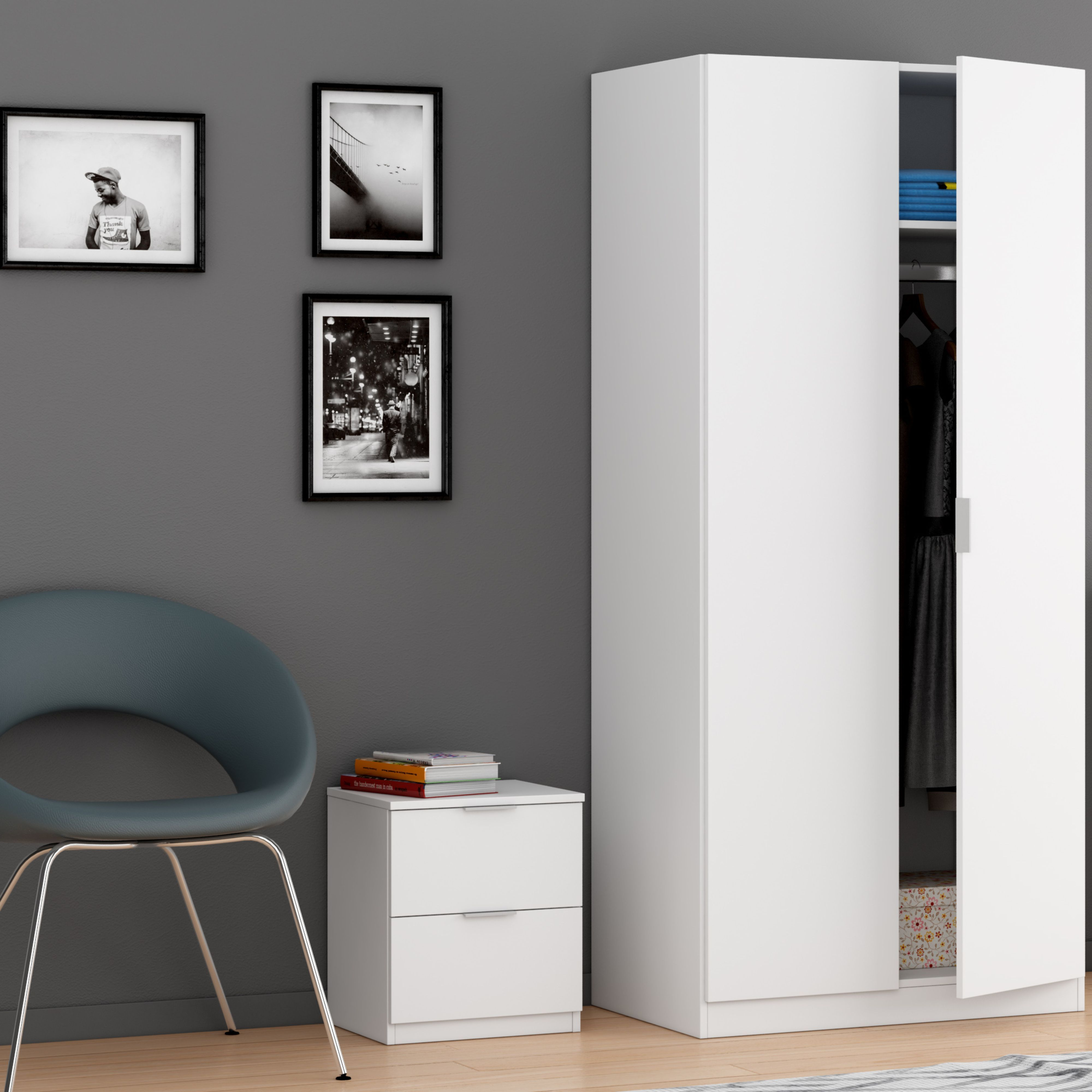 Una silla azul junto a una mesita de noche blanca con libros. Un armario blanco está abierto.