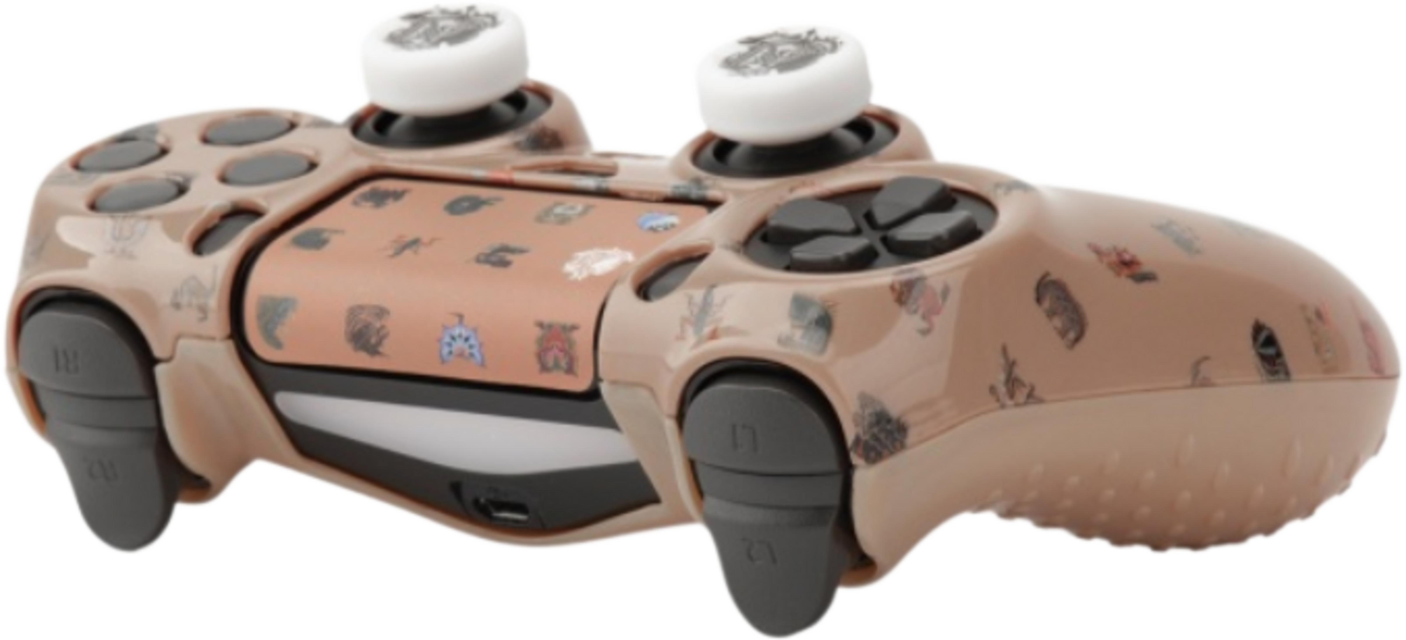 Un mando marrón adornado con varias calcomanías, joysticks blancos y botones negros.