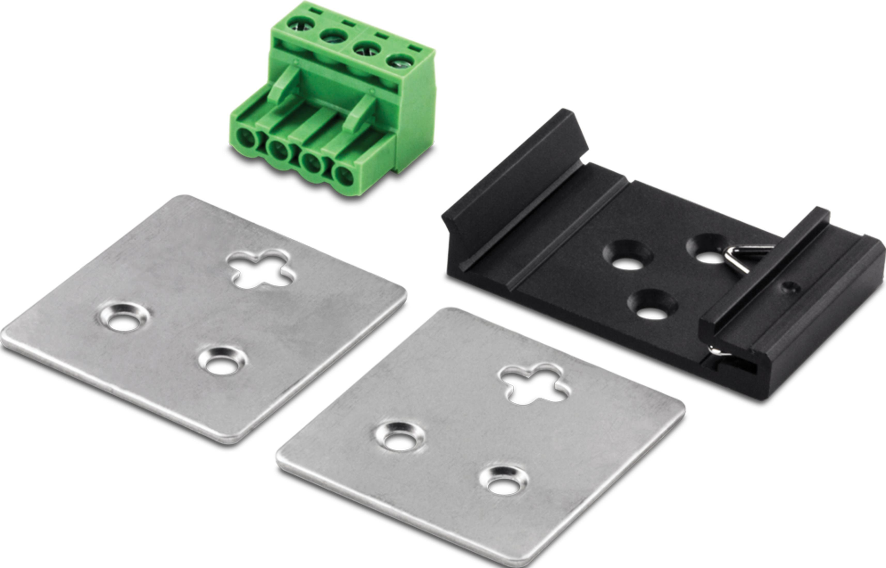 Grüner Stecker, schwarzer Halter und zwei Metallplatten auf weißem Hintergrund.