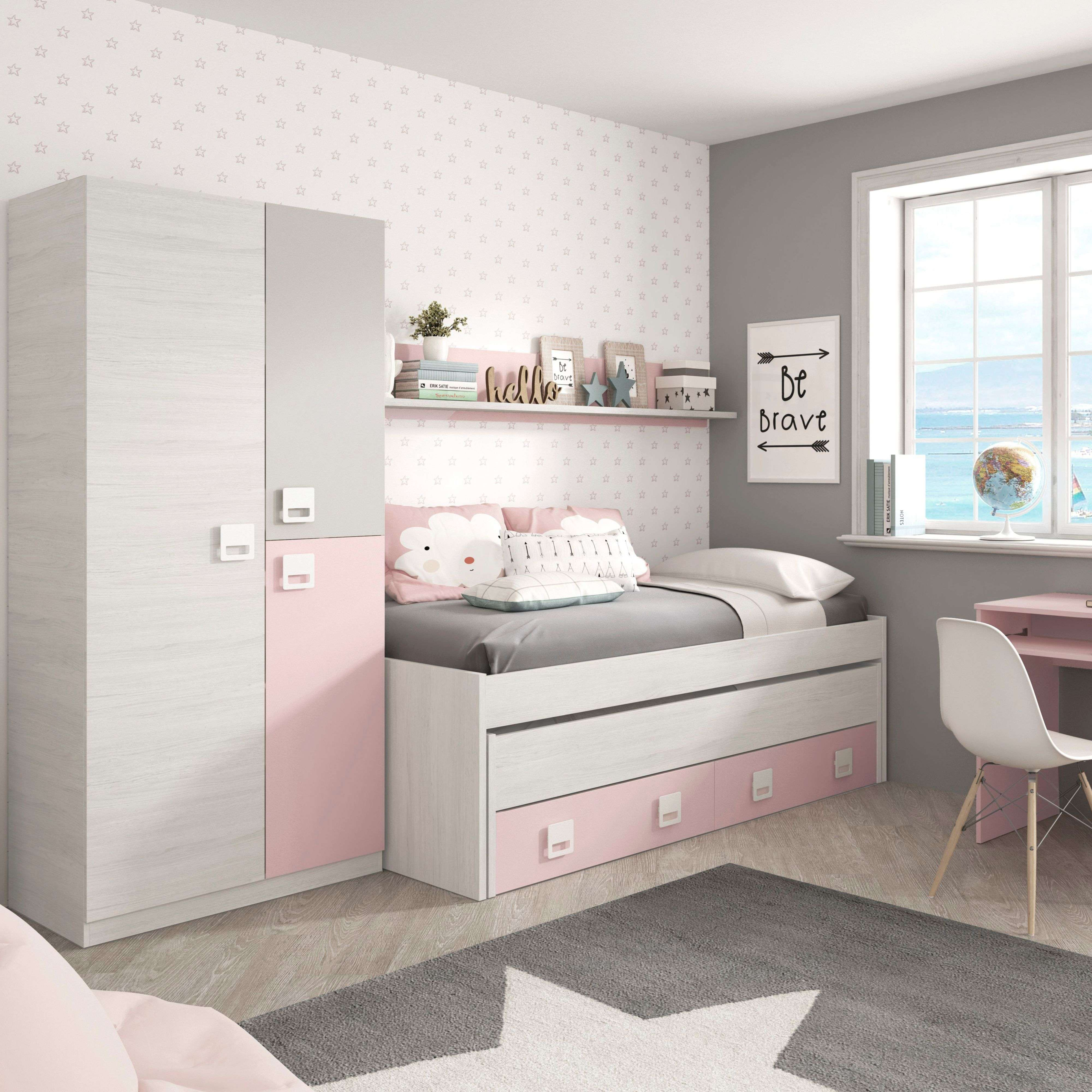 Habitación infantil con cama, armario, escritorio y ventana. Alfombra gris.