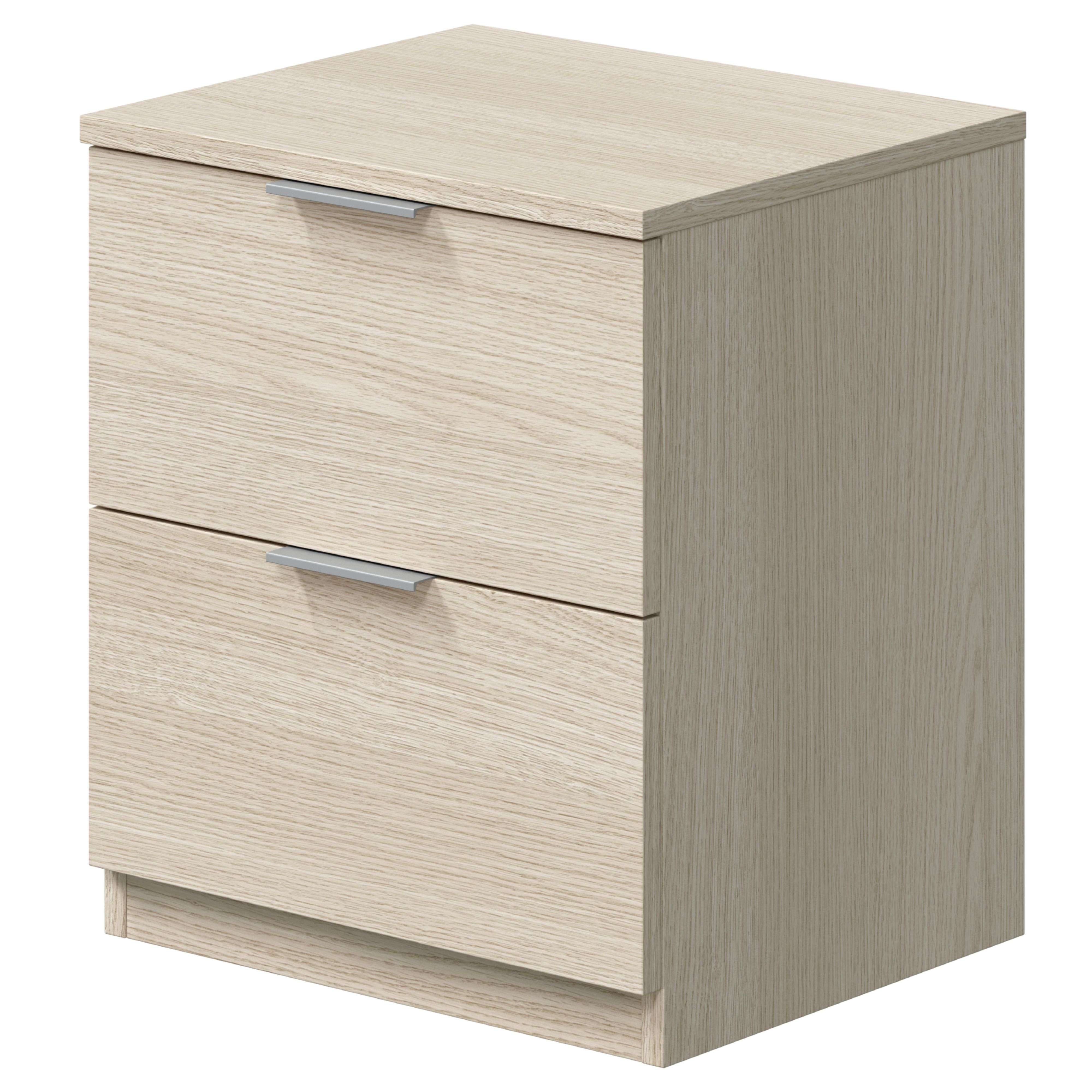 Una mesita de noche de madera clara con dos cajones y tiradores plateados.