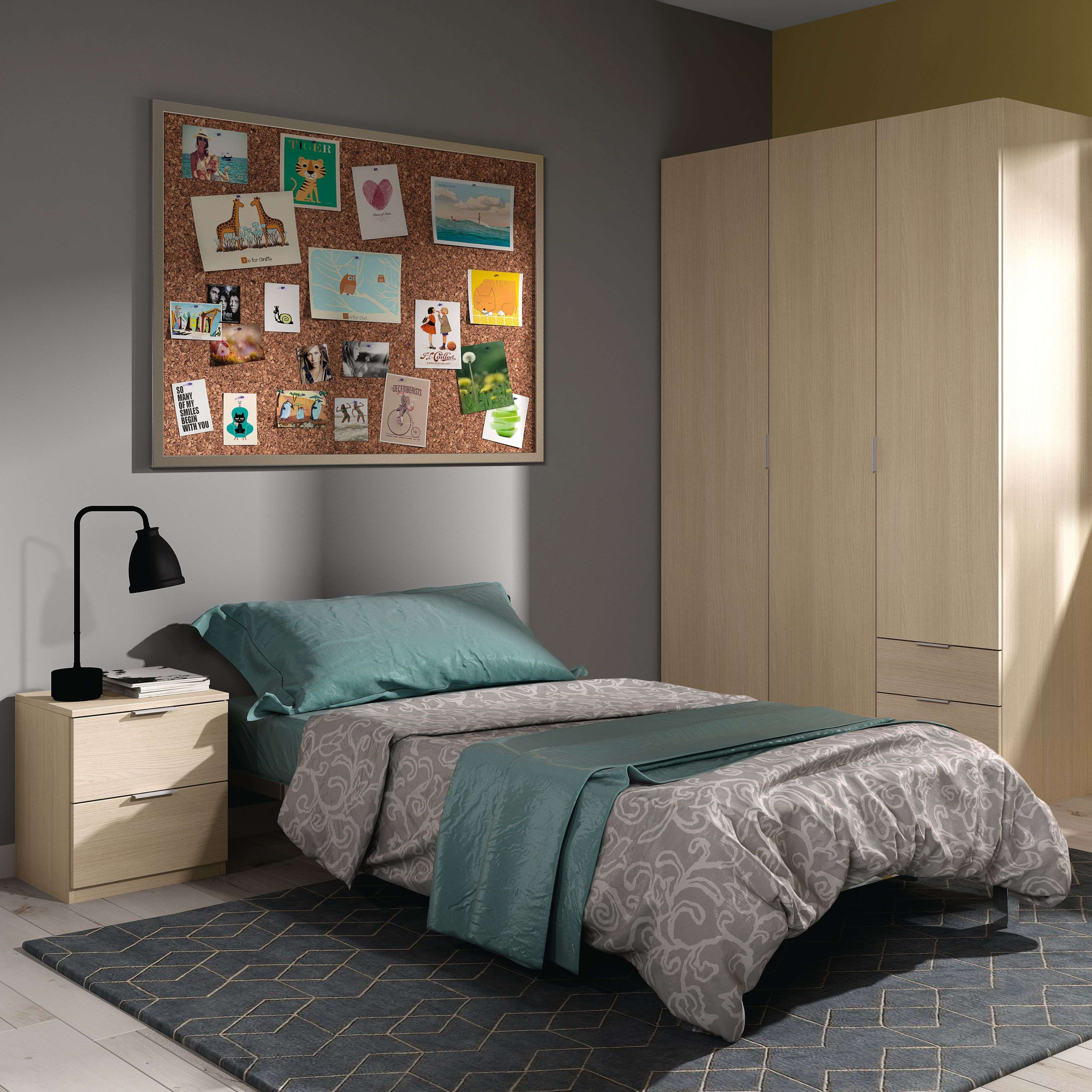 Un dormitorio con cama, mesita de noche, lámpara, corcho y armario.