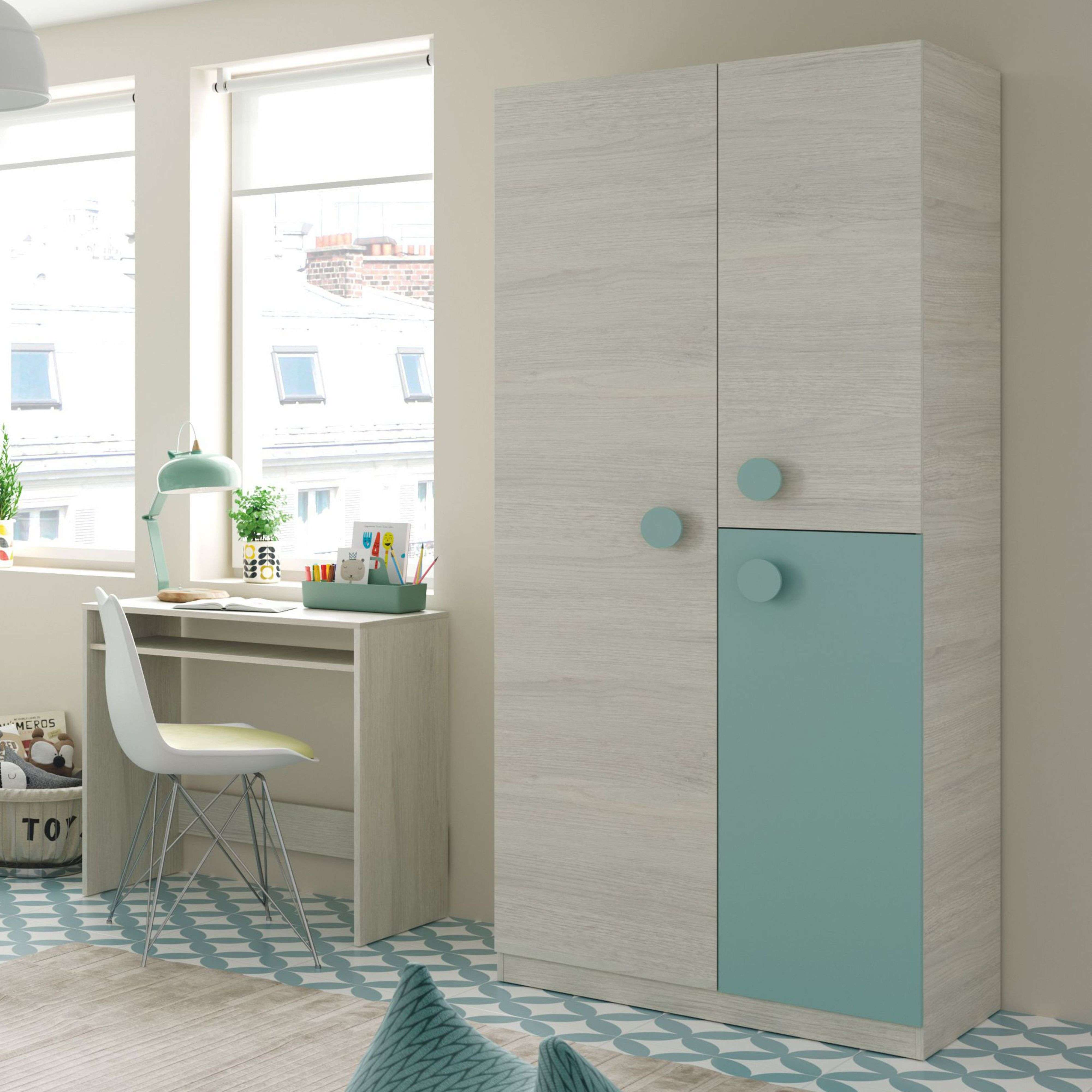 Una habitación infantil luminosa con escritorio, silla, armario y ventanas.
