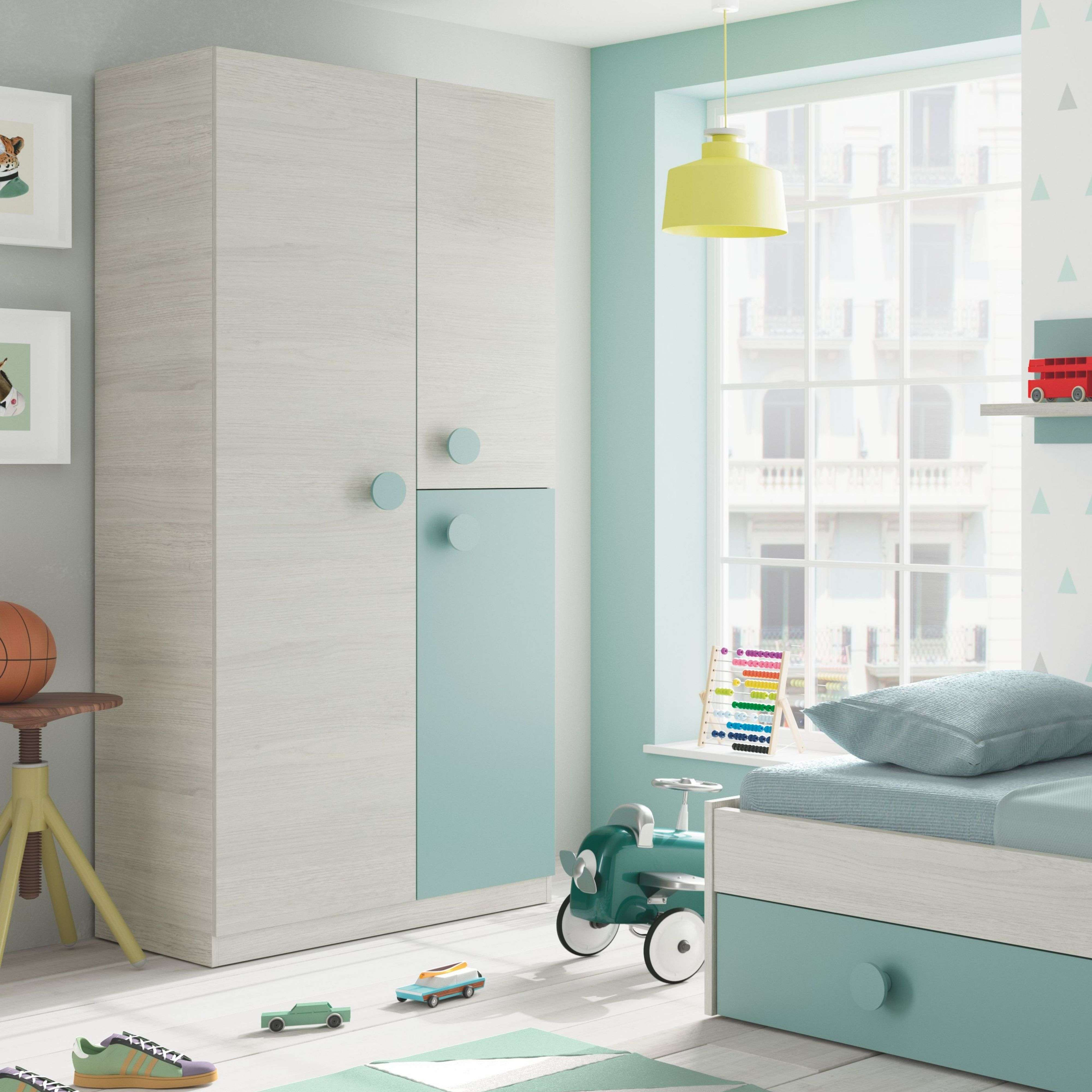 Habitación infantil con armario de madera clara, cama, coche de juguete y ventana.