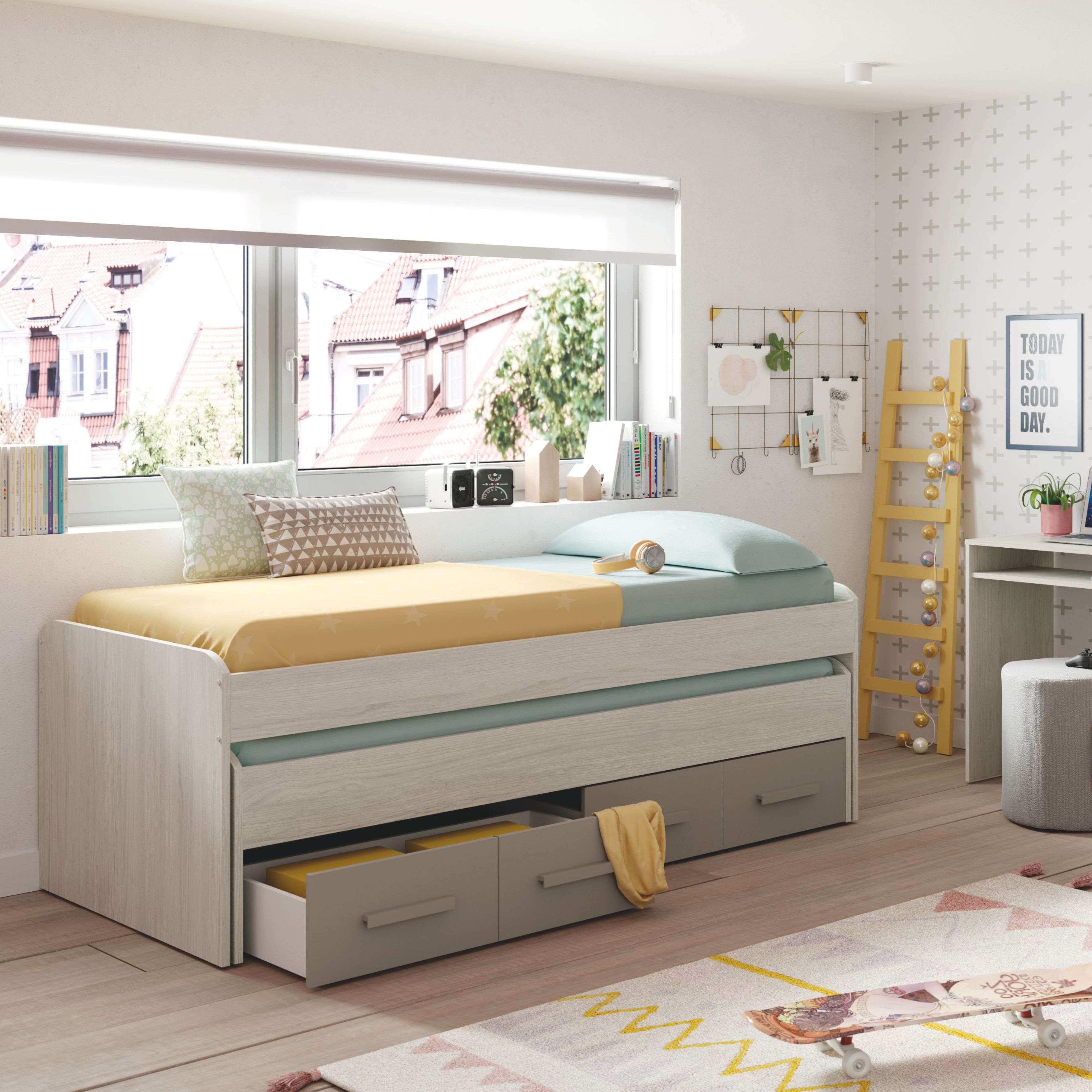 Habitación infantil con cama, escritorio, escalera y monopatín.