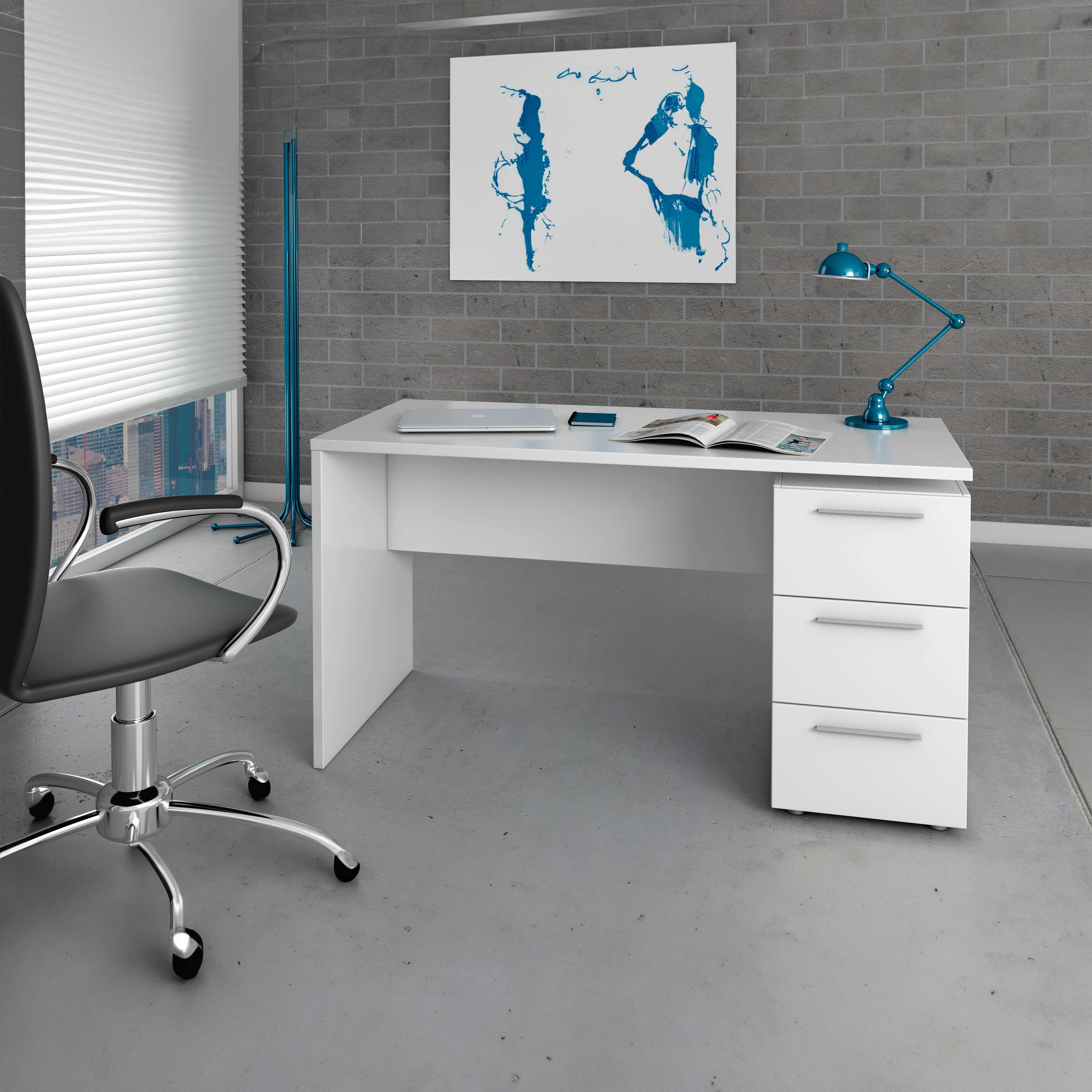 Oficina moderna con escritorio, silla, lámpara y arte de pared.
