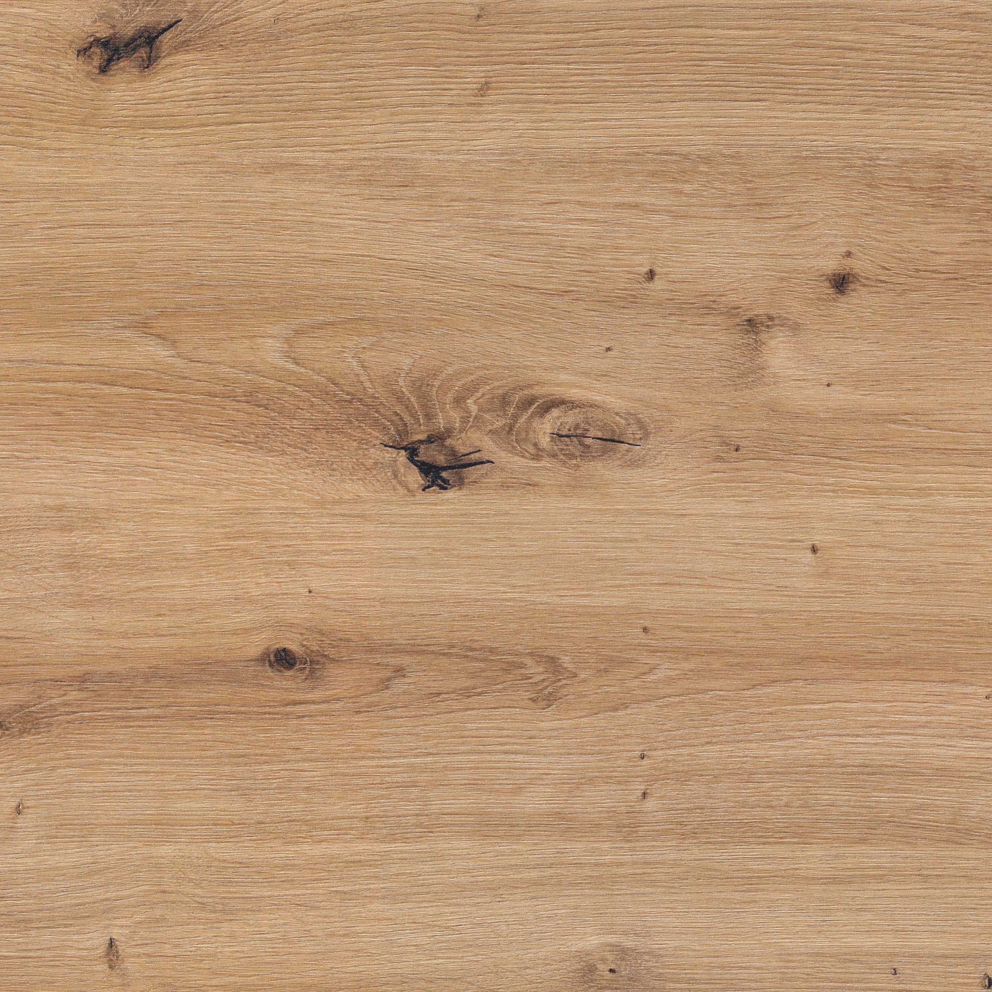 Veta de madera con nudos oscuros y líneas finas.