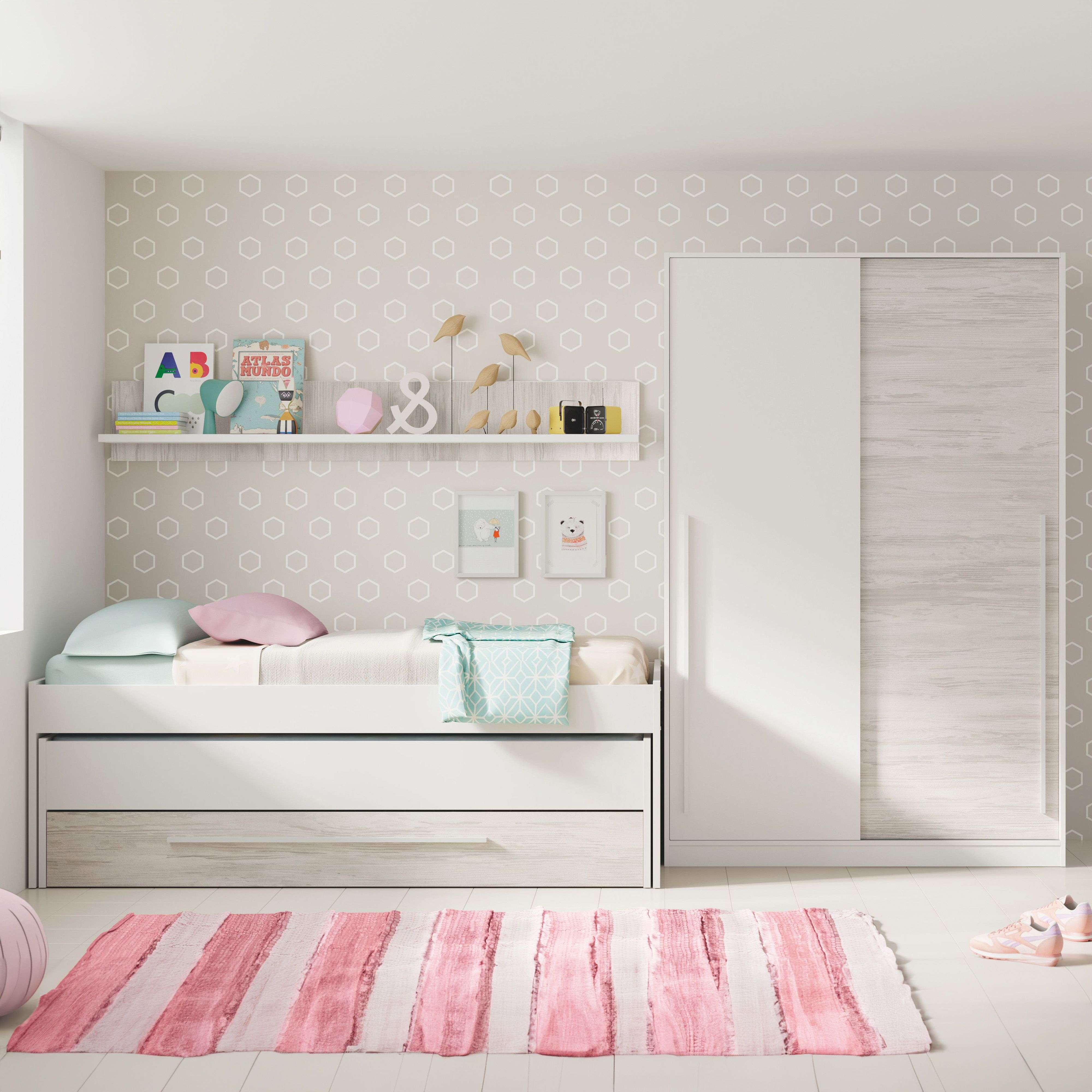 Dormitorio infantil con cama, armario y alfombra. Colores claros, juguetes.