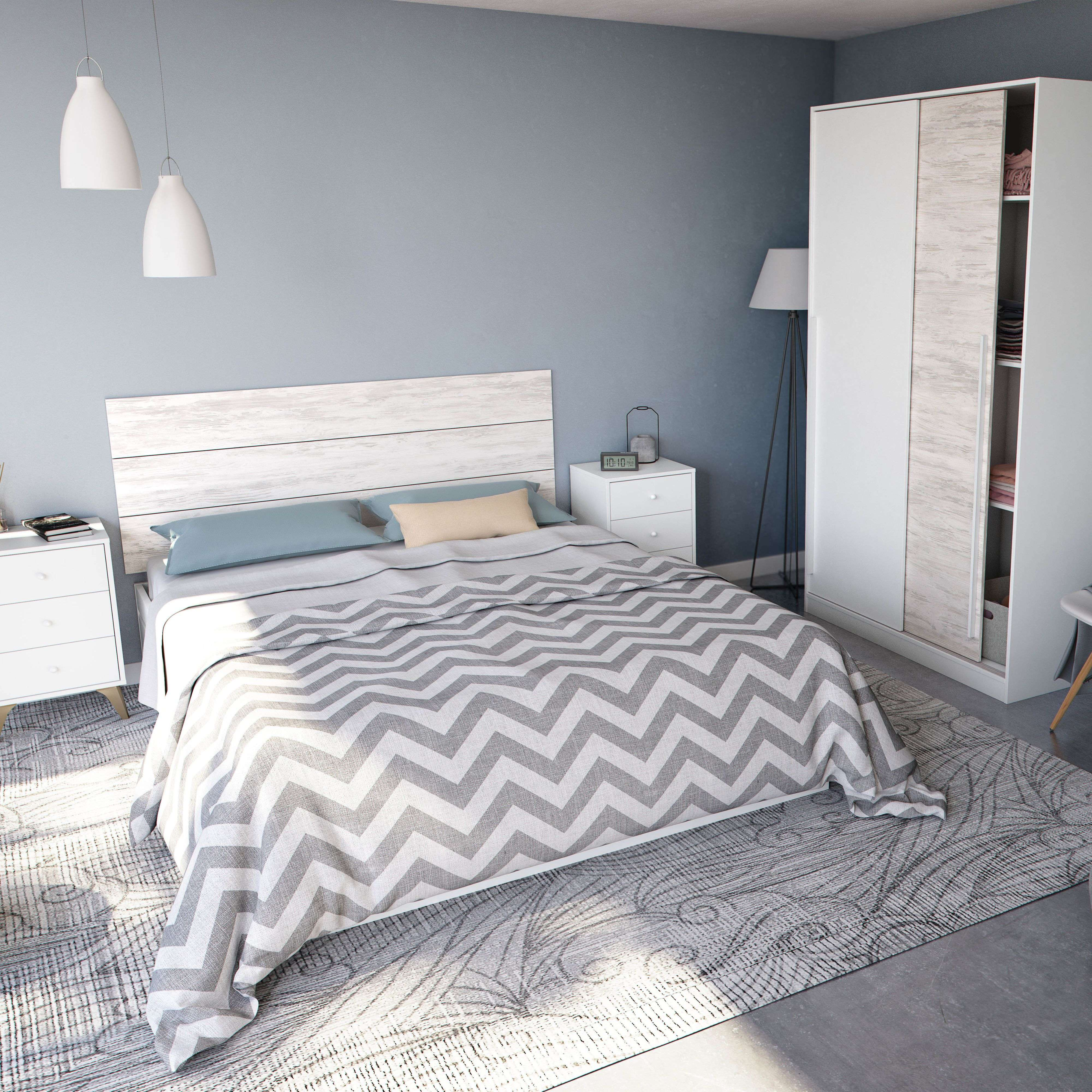 Dormitorio moderno con cama blanca, patrón de espiga gris, mesita de noche, armario y lámpara.