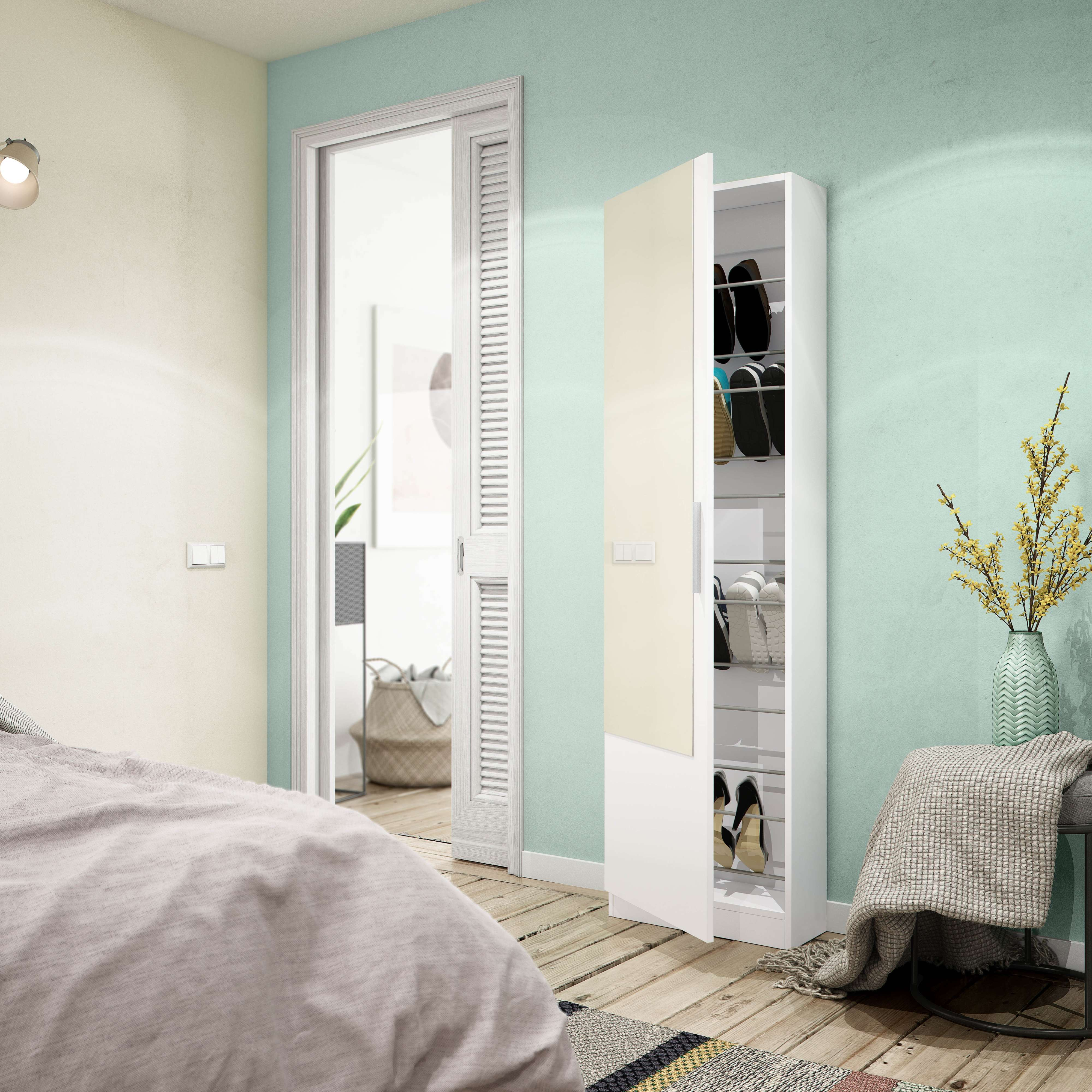 Un dormitorio con paredes claras, una cama, un zapatero y una puerta.