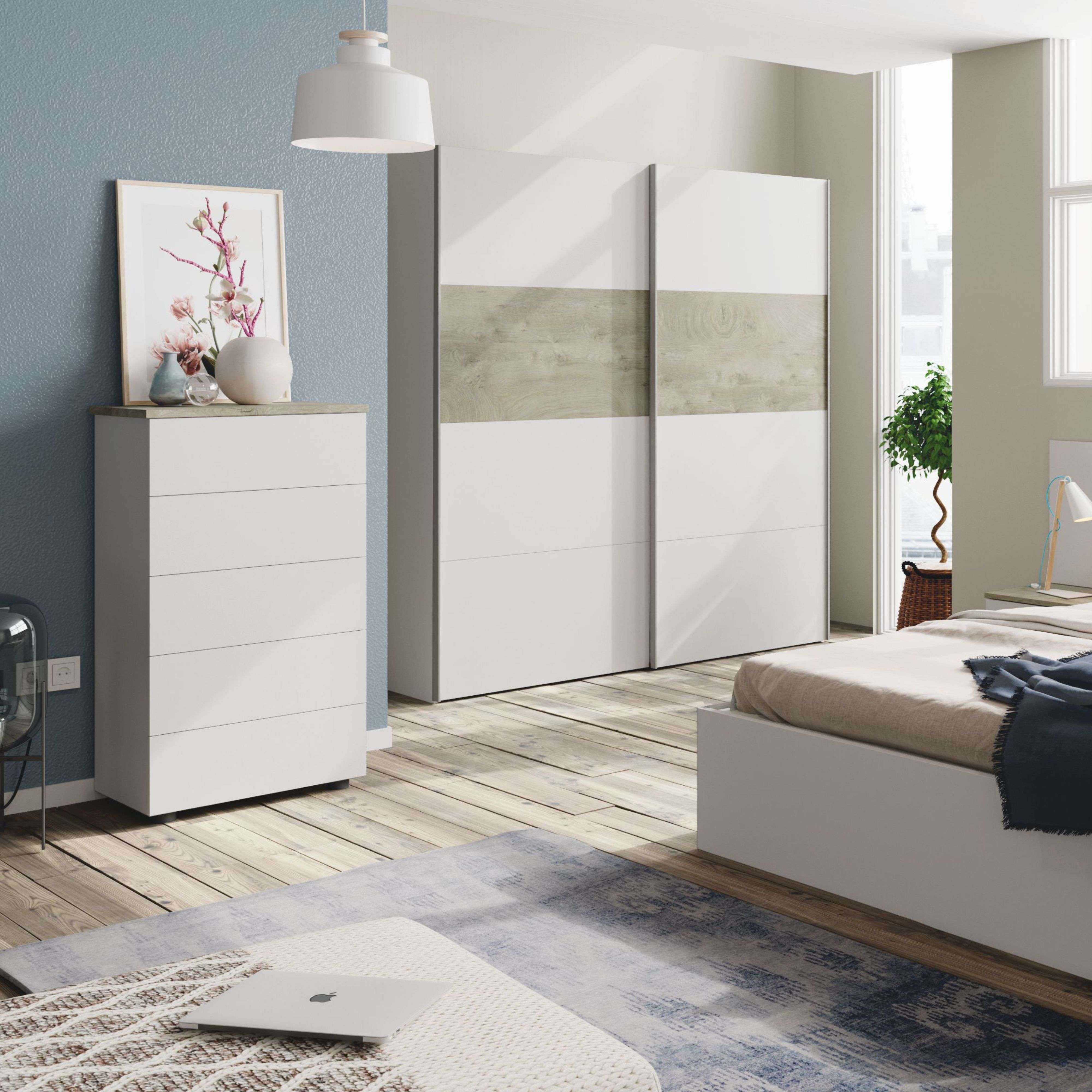 Dormitorio moderno con armario blanco, cama, cómoda y alfombra.