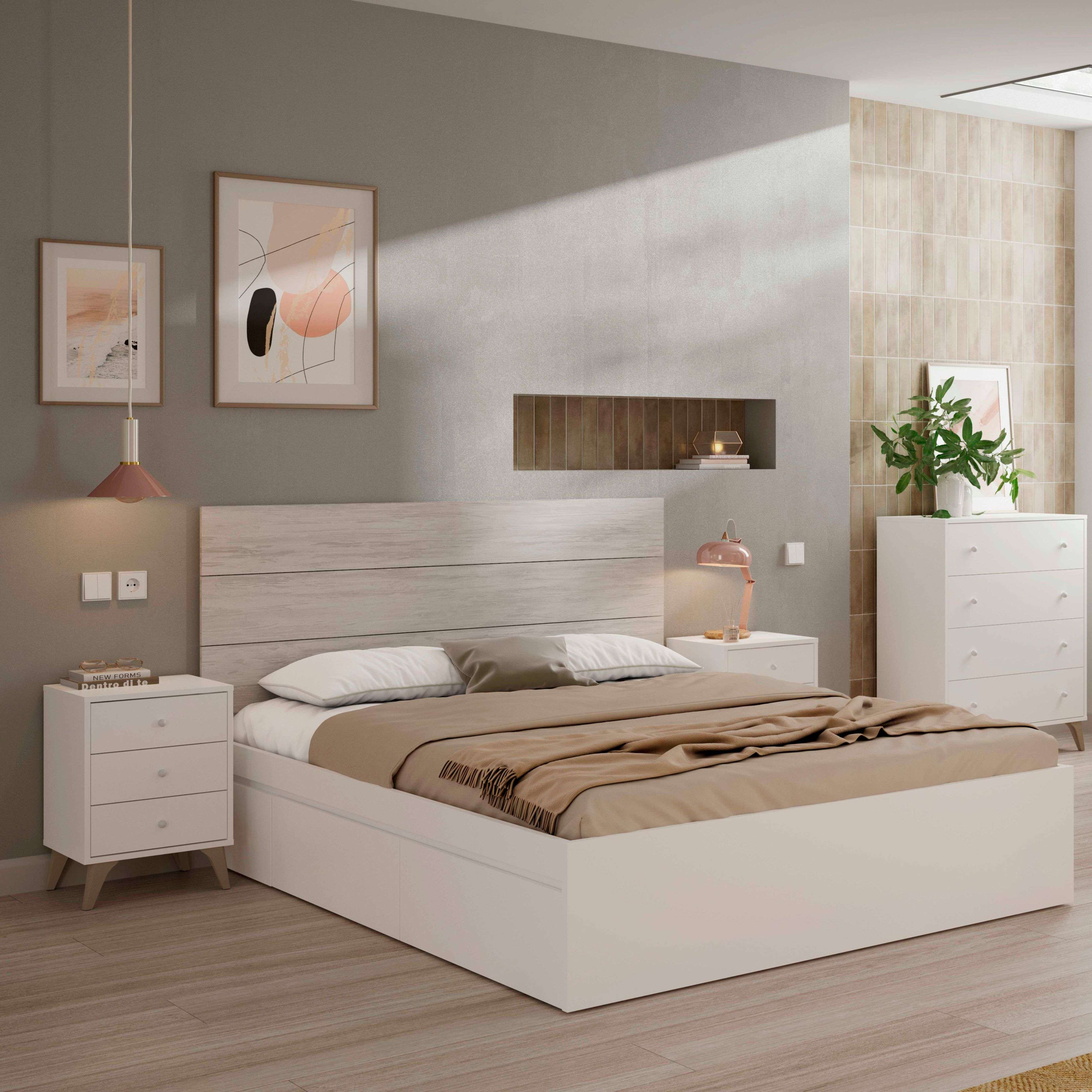 Un dormitorio con cama blanca, mesitas de noche y cómoda. Decoración pared.