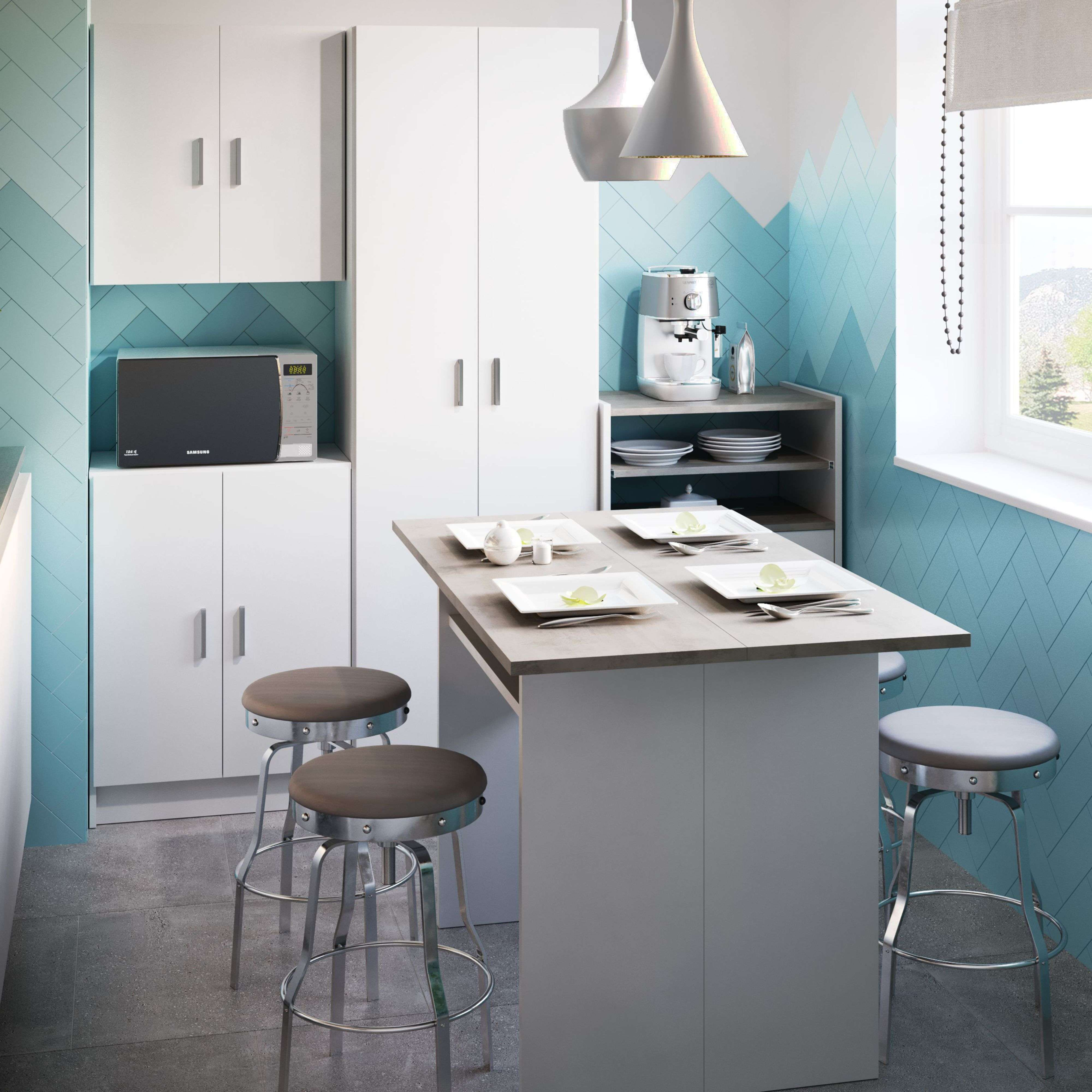 Cocina moderna con barra de desayuno, cafetera y microondas.