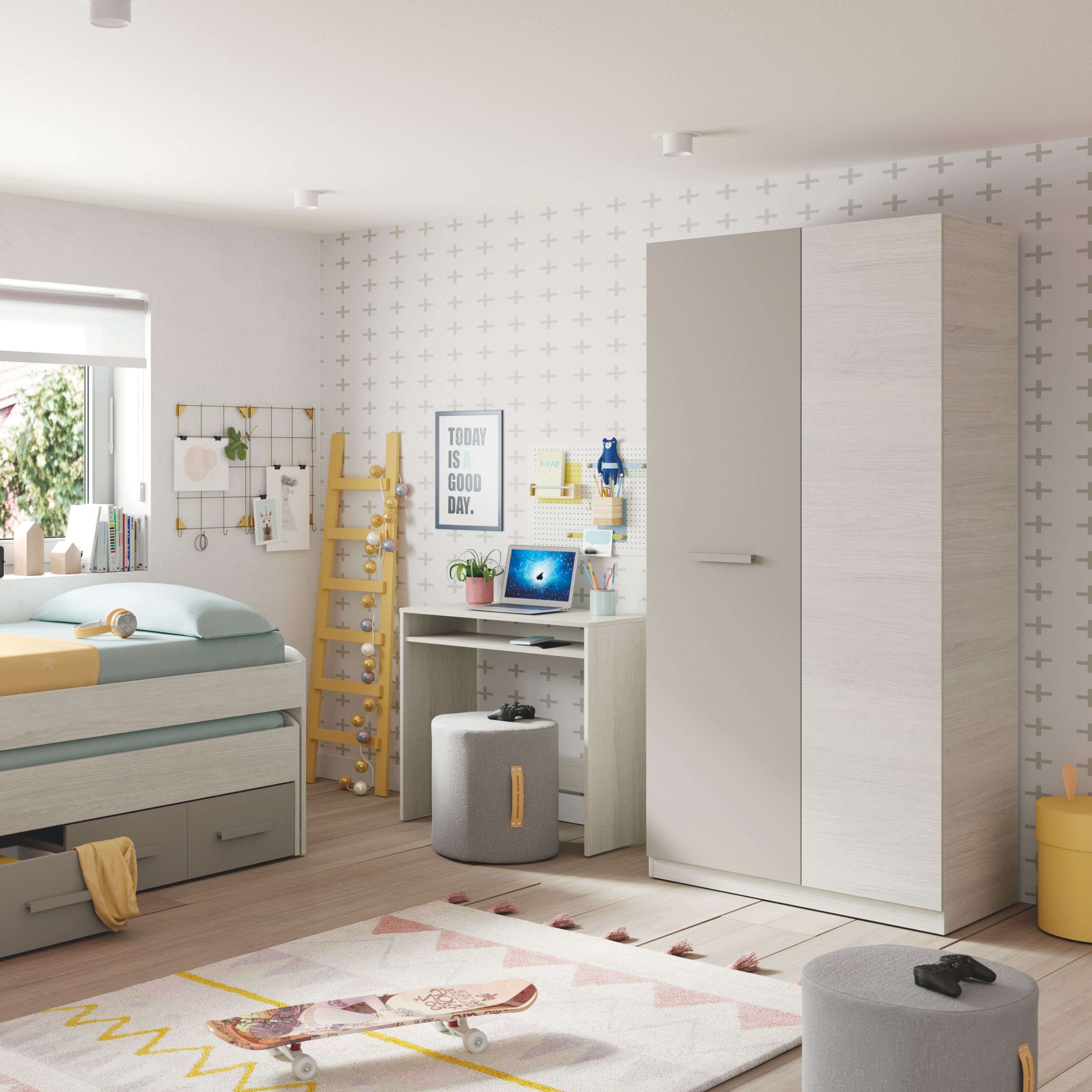 Dormitorio infantil con cama, escritorio, portátil, monopatín y armario.