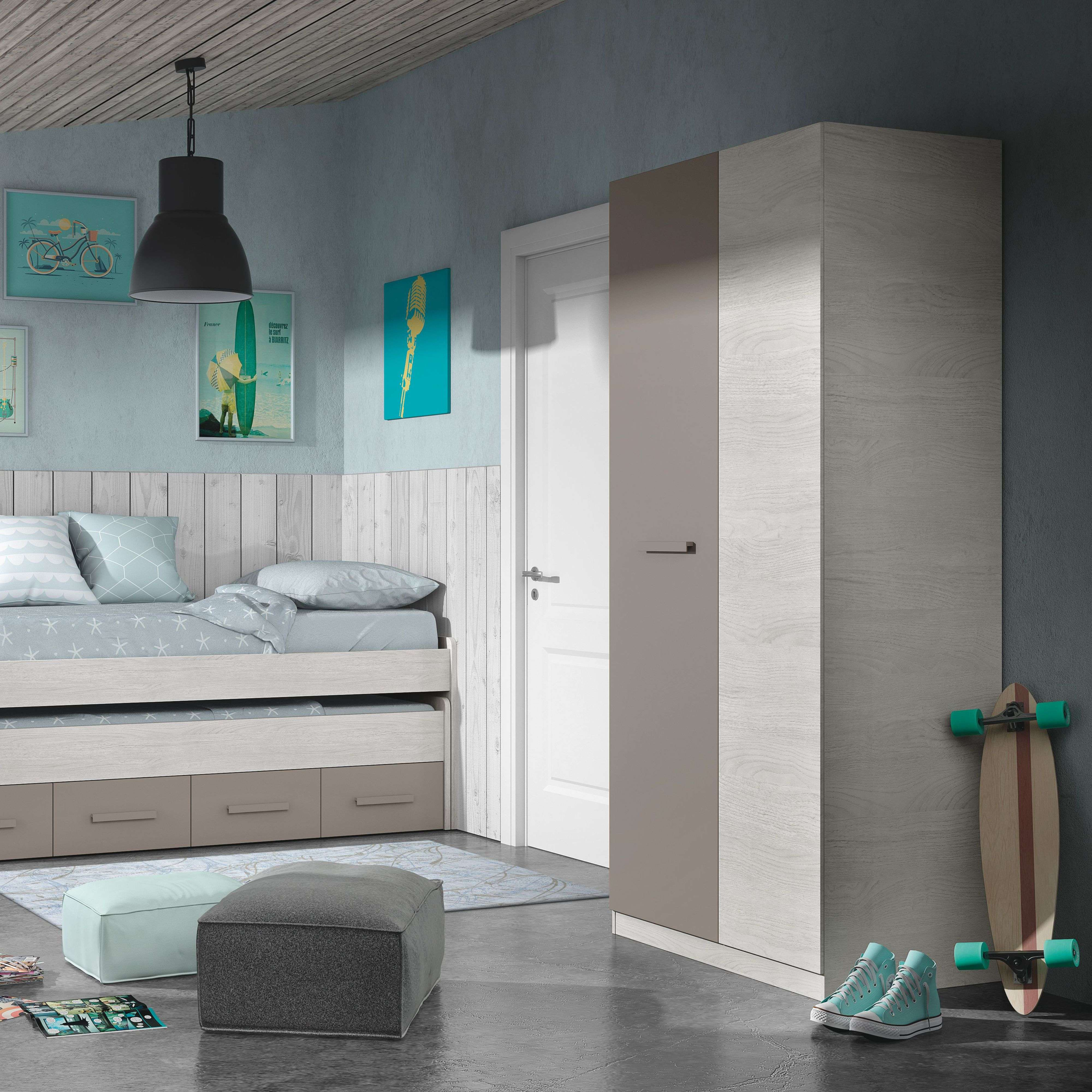 Habitación juvenil con cama, armario, monopatín y zapatillas.