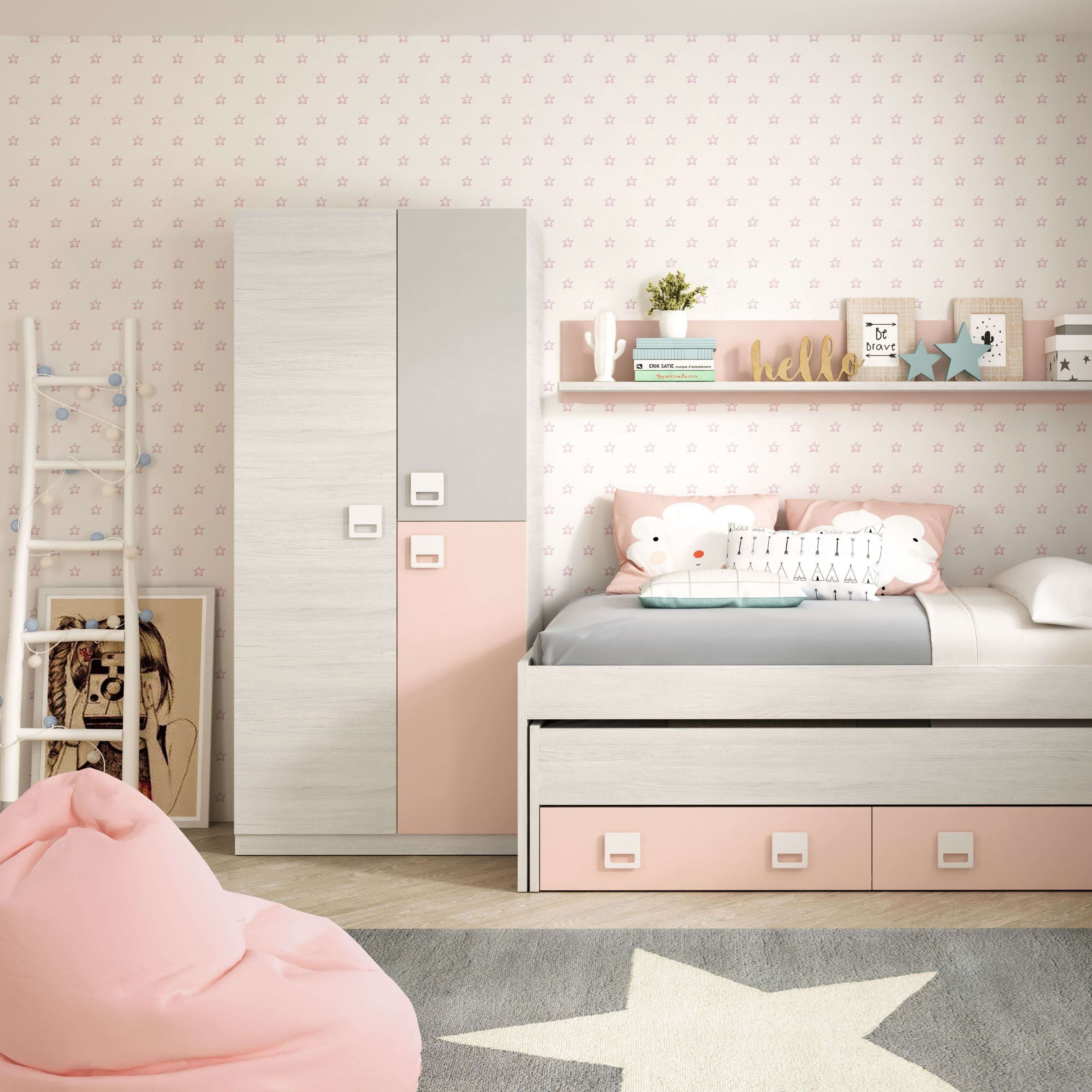 Habitación infantil con cama, armario y papel pintado de estrellas.