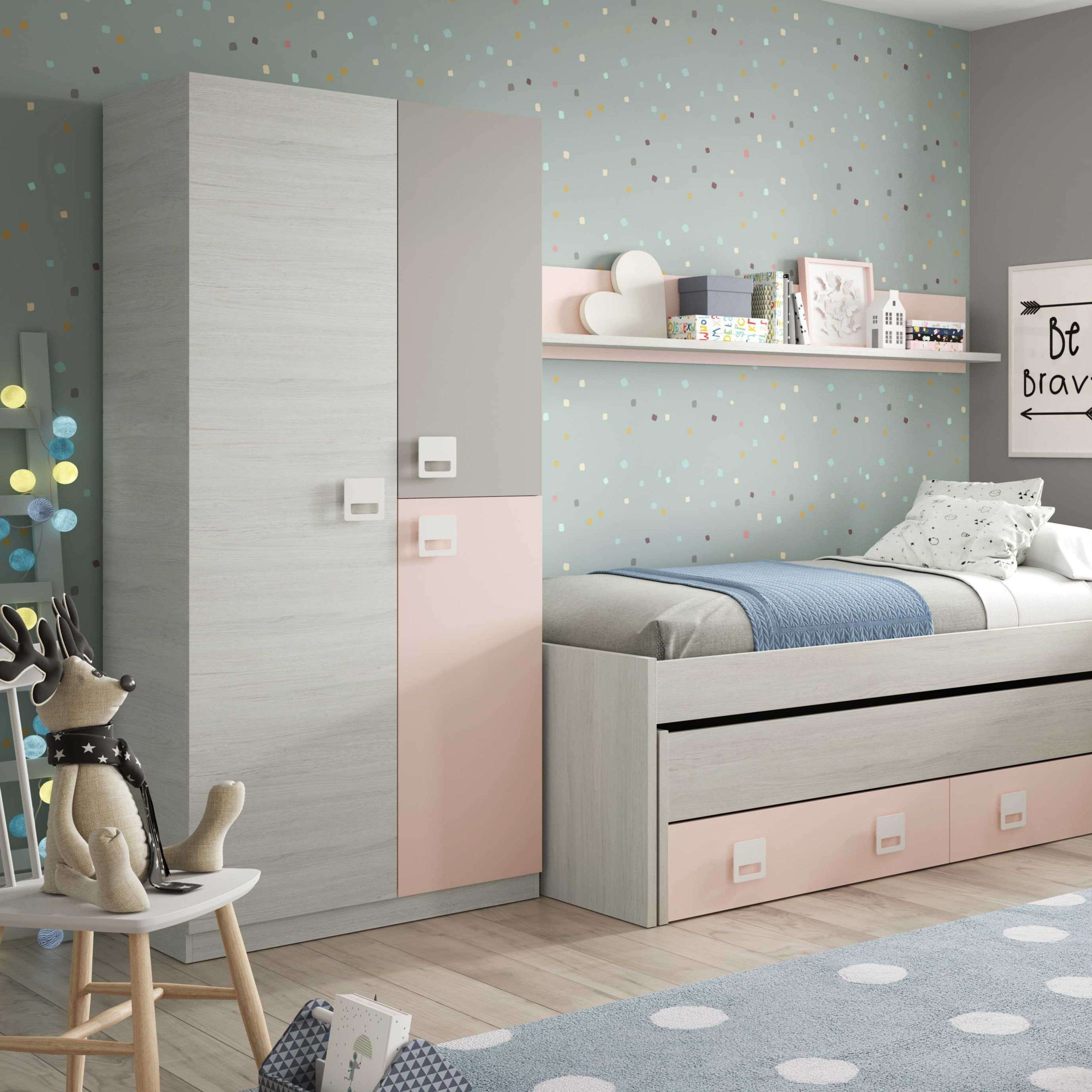 Habitación infantil con armario, cama y peluche de reno en una silla.