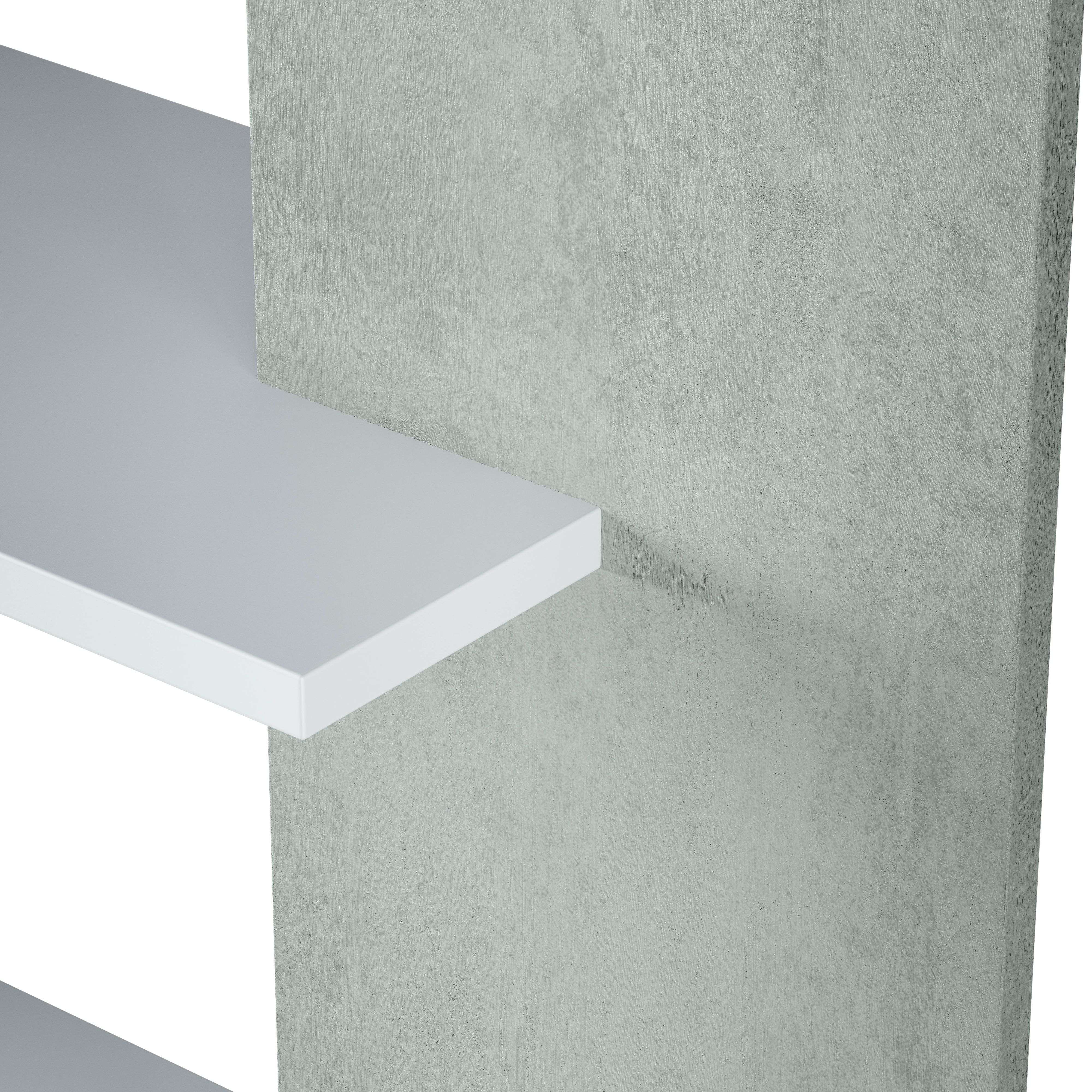 Una repisa blanca se extiende sobre una pared de hormigón gris.