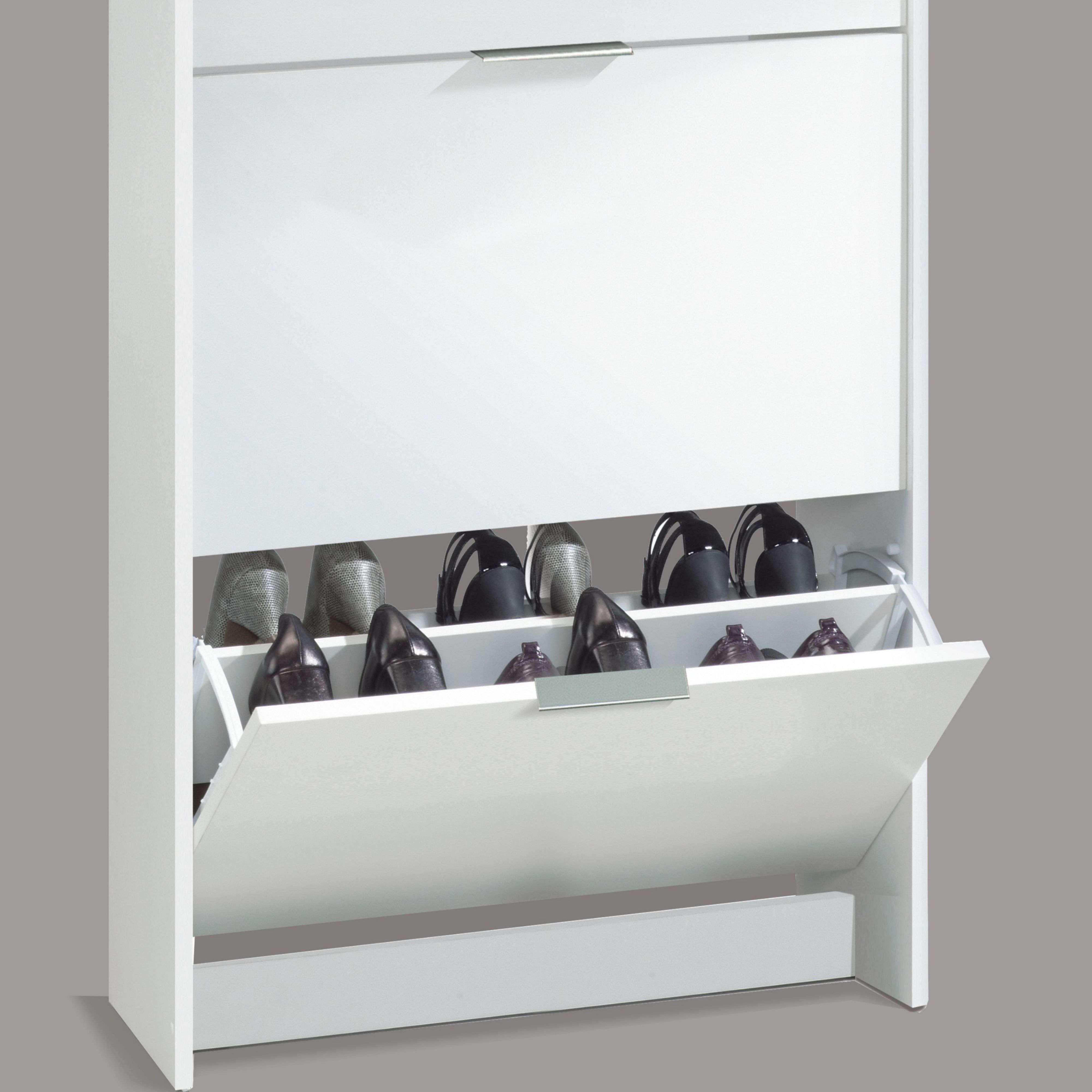 Un zapatero blanco con compartimentos abiertos llenos de zapatos de mujer.