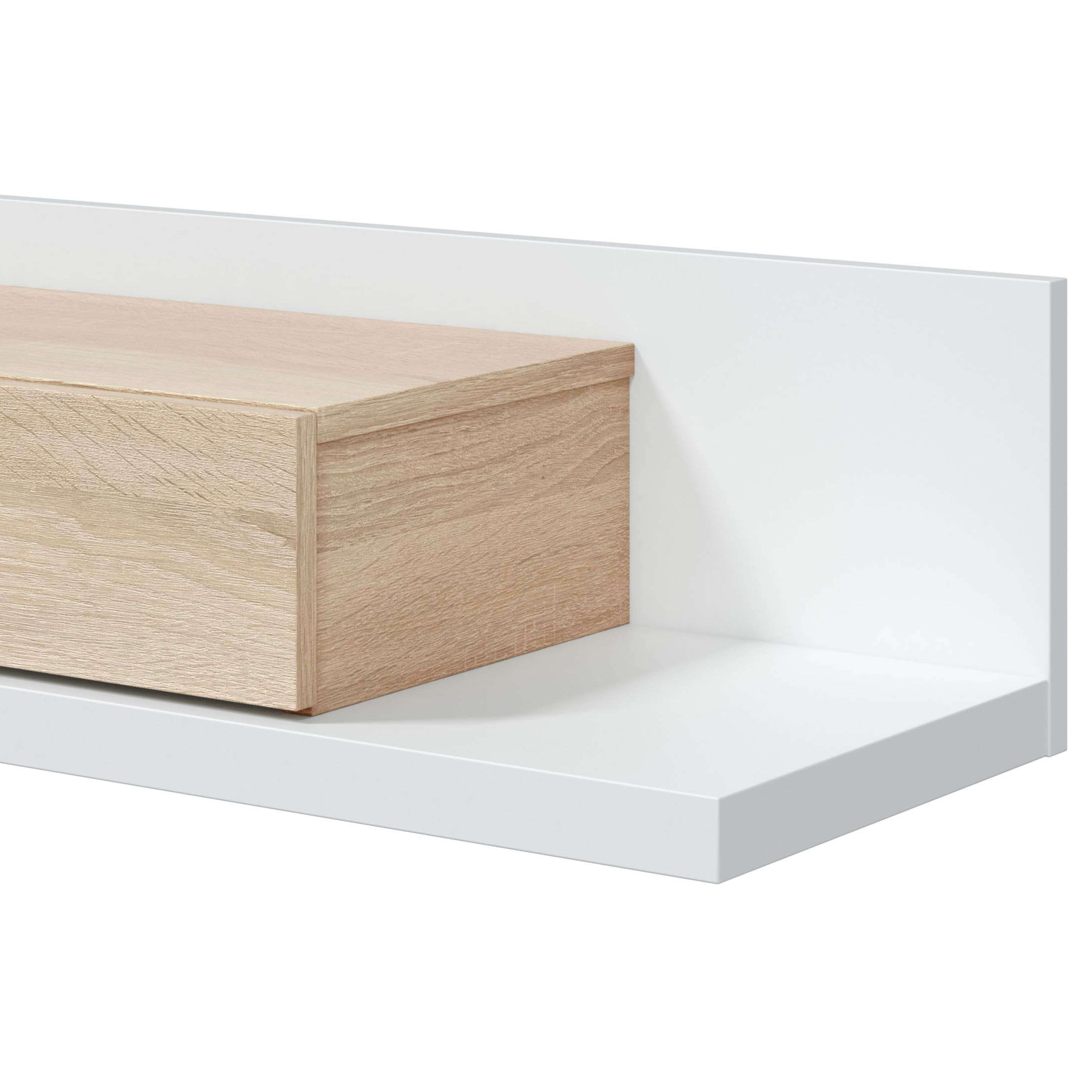 Una caja de madera en un estante blanco.