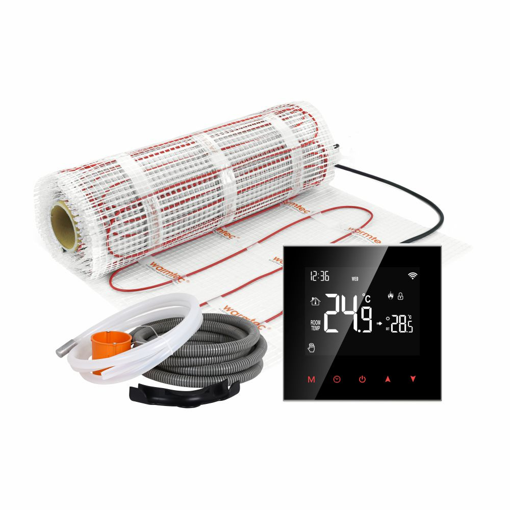 Mata podłogowa, termostat, wąż i pomarańczowy pierścień na białym tle.