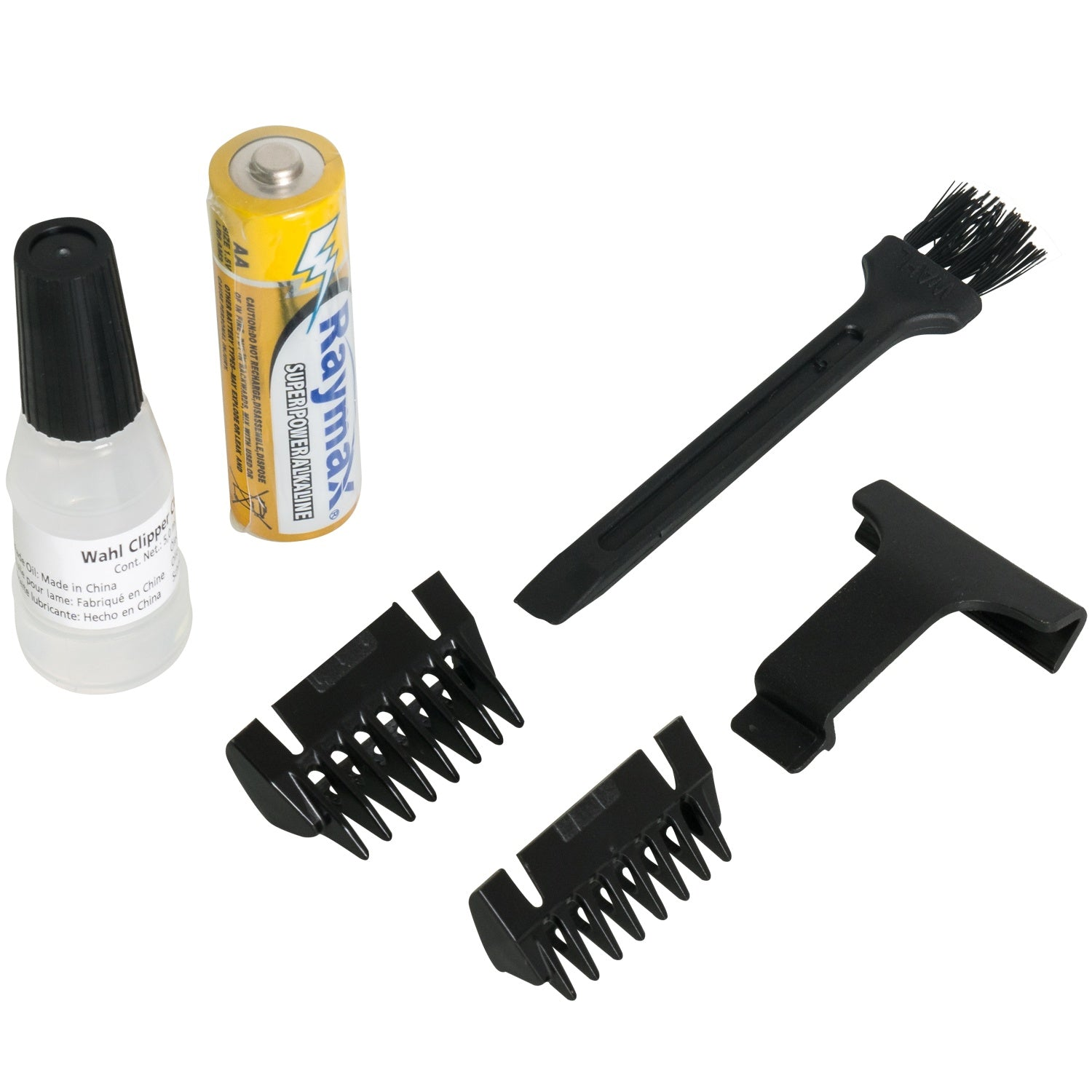 Een AA-batterij, olieflacon, borstel en twee opzetkammen voor een tondeuse op witte achtergrond.