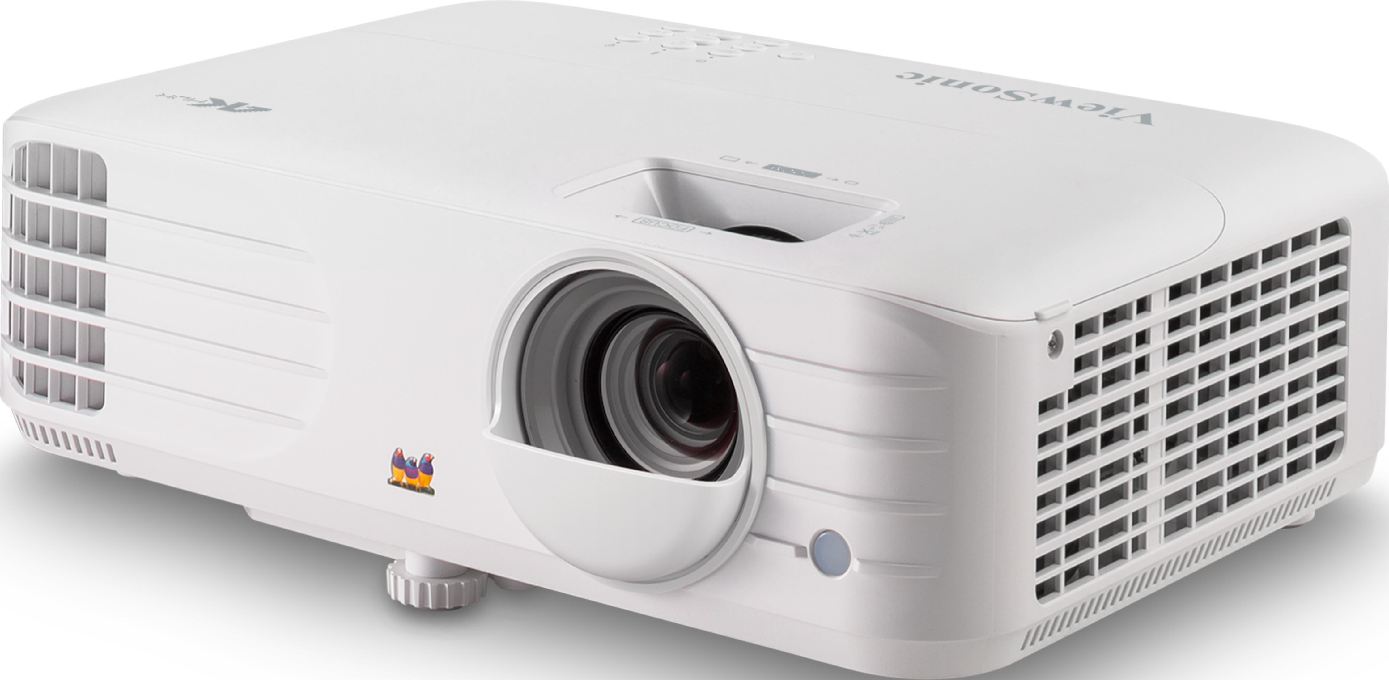 Un proyector blanco con lente, rejillas de ventilación y logo. Visto en ángulo.
