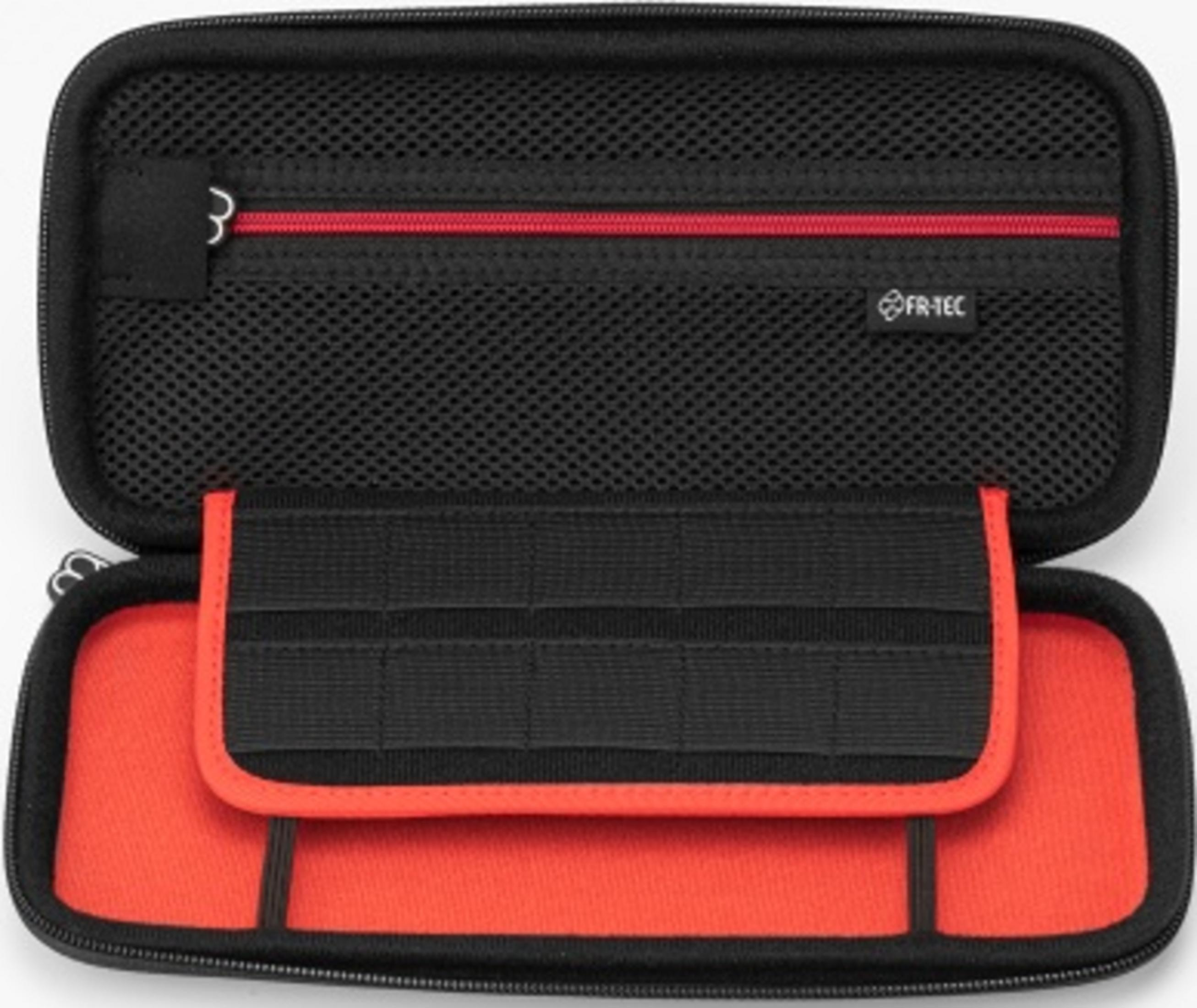 Funda negra con forro rojo, bolsillo de malla con cremallera y correas.