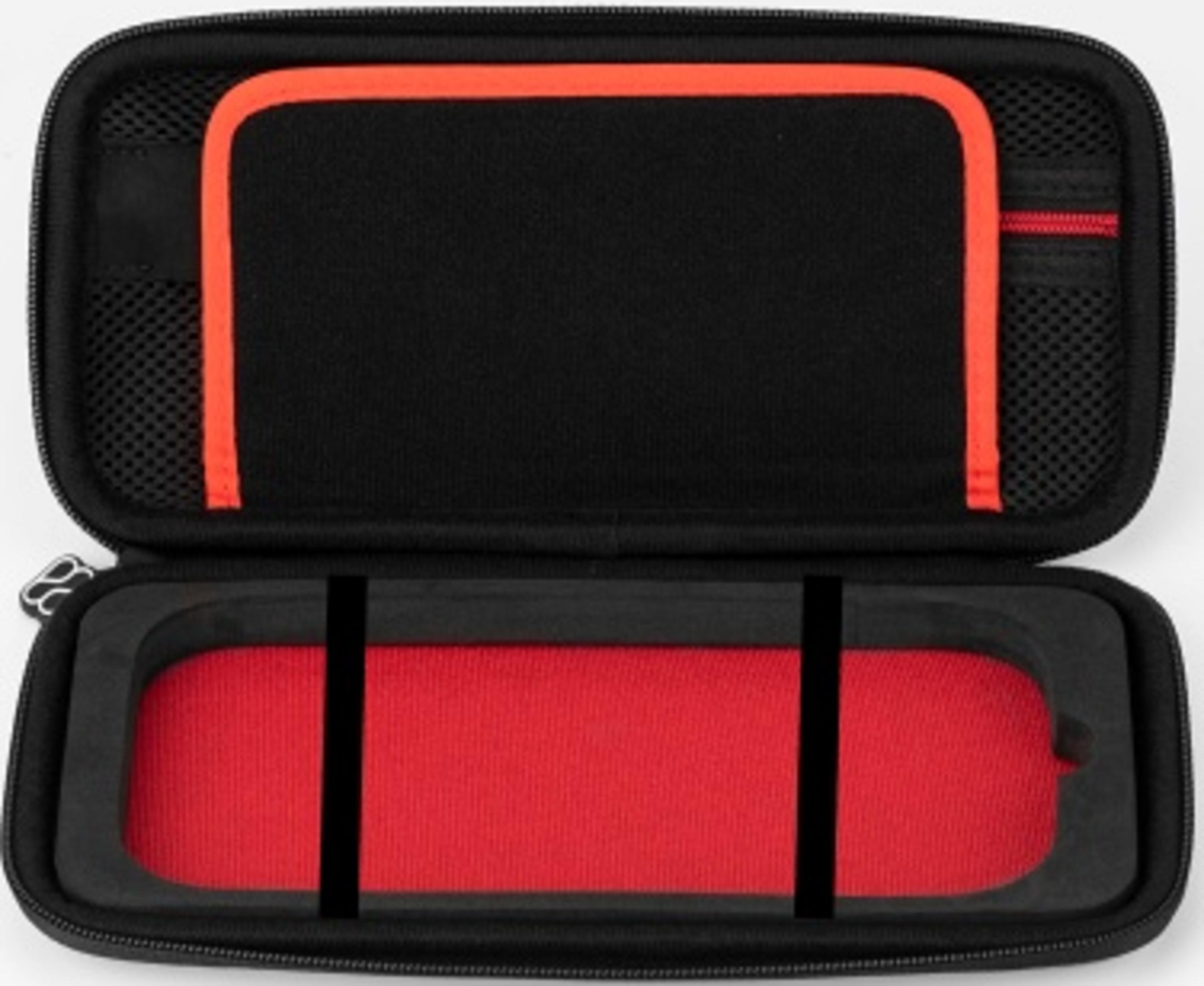 Un estuche negro abierto con forro interior rojo y bolsillos de malla.