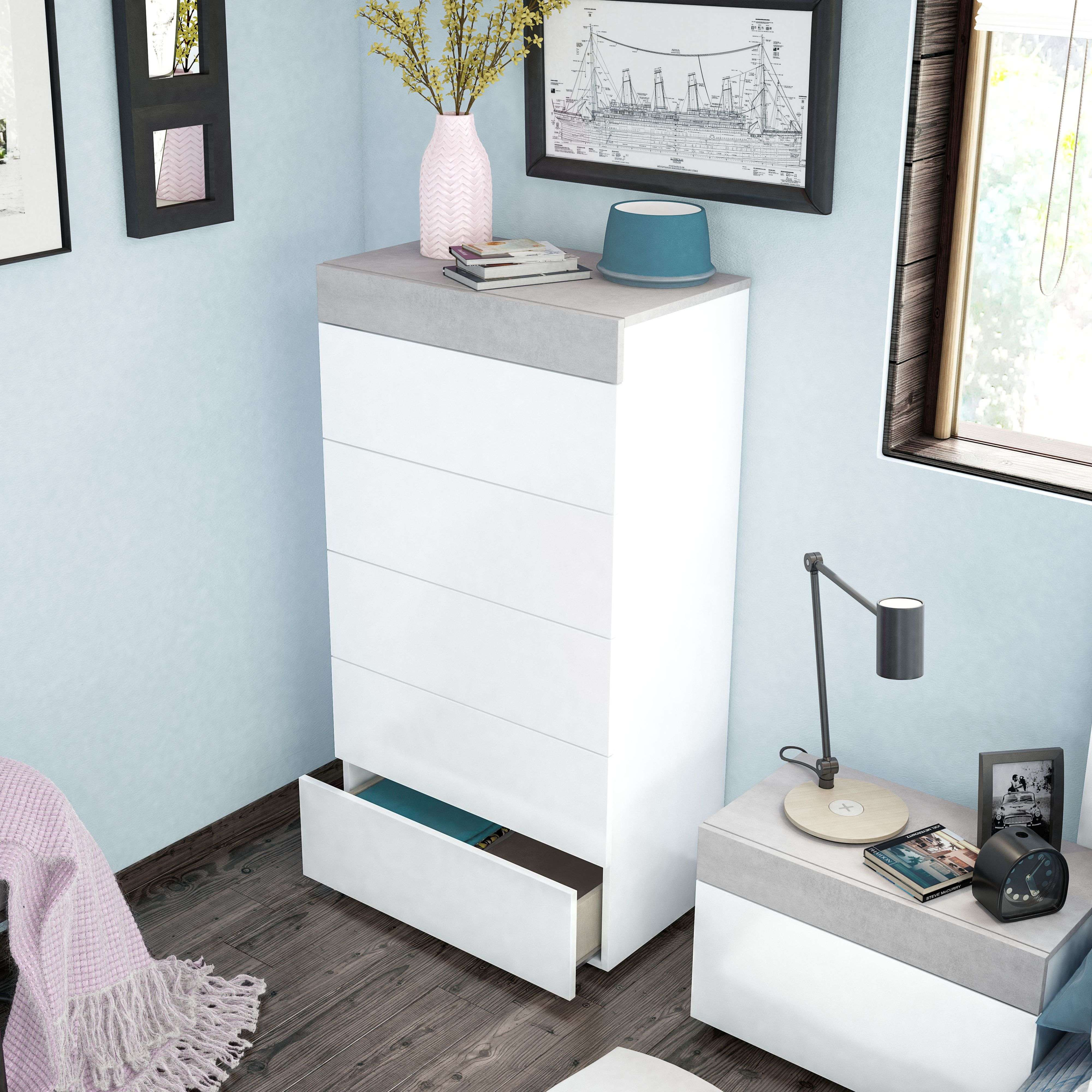 Una cómoda blanca con tapa gris junto a una mesita de noche con lámpara.