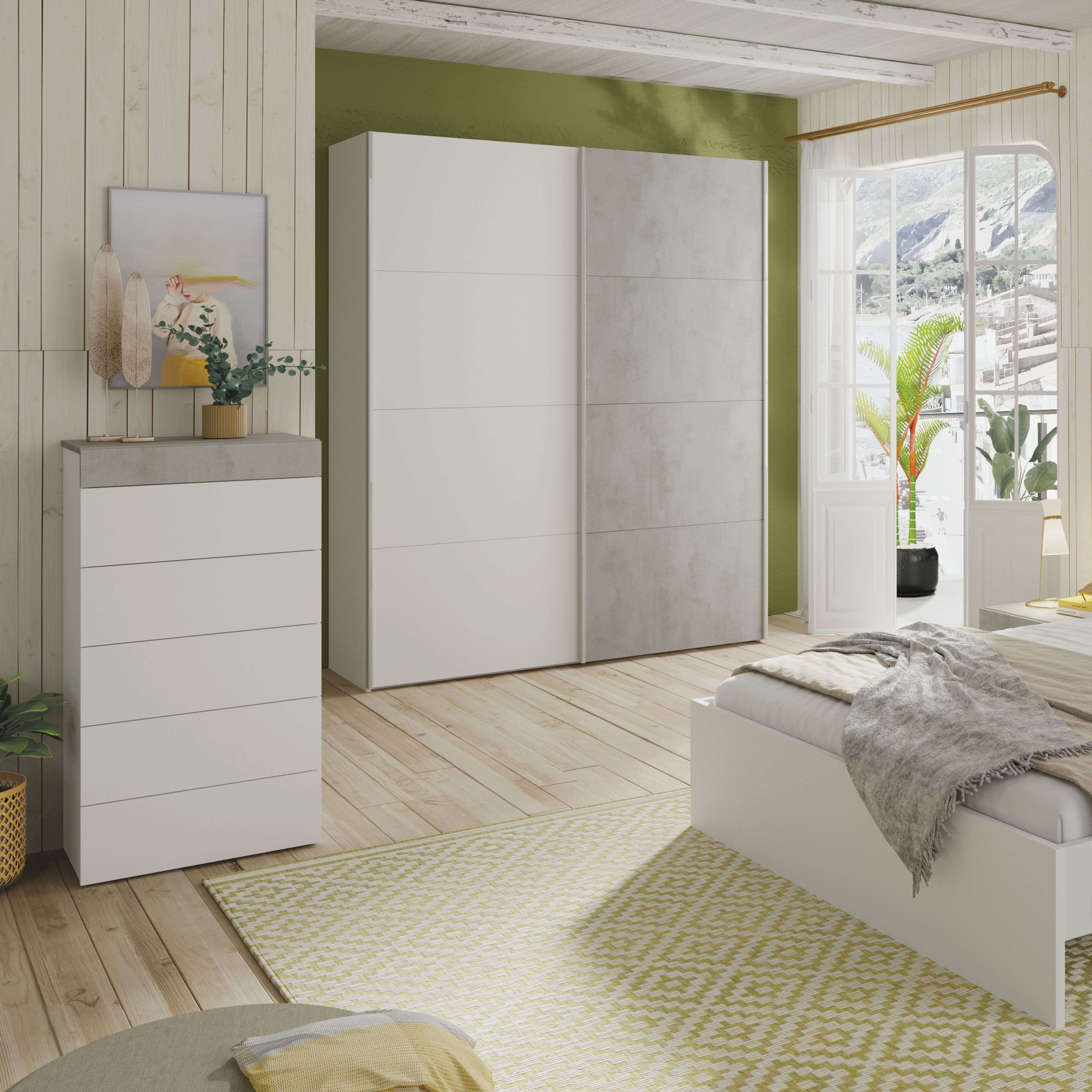 Un dormitorio con suelo de madera, cómoda, armario, cama y vistas a montañas.