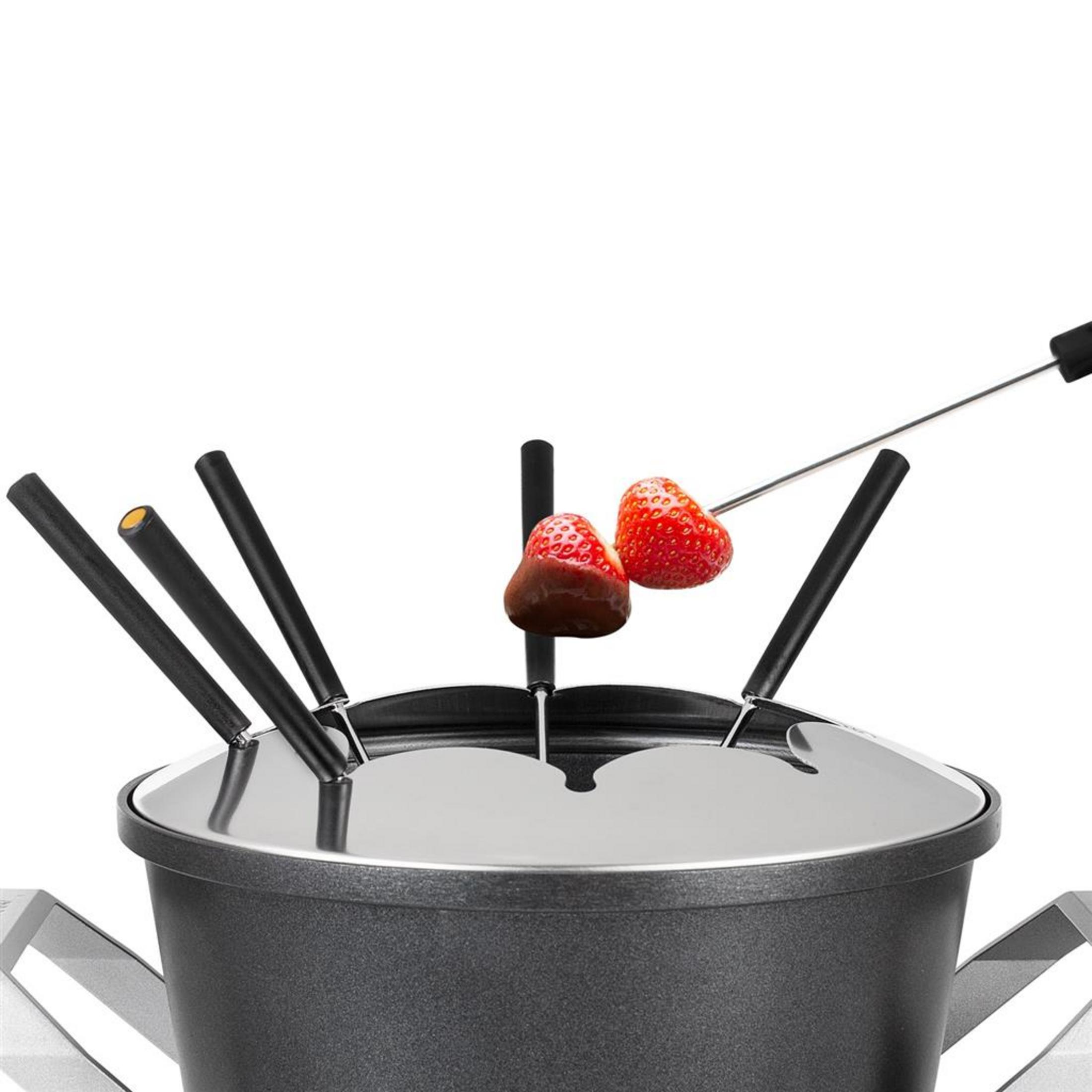 Schokoladenfondue-Topf mit Erdbeeren und Gabeln auf weißem Hintergrund.