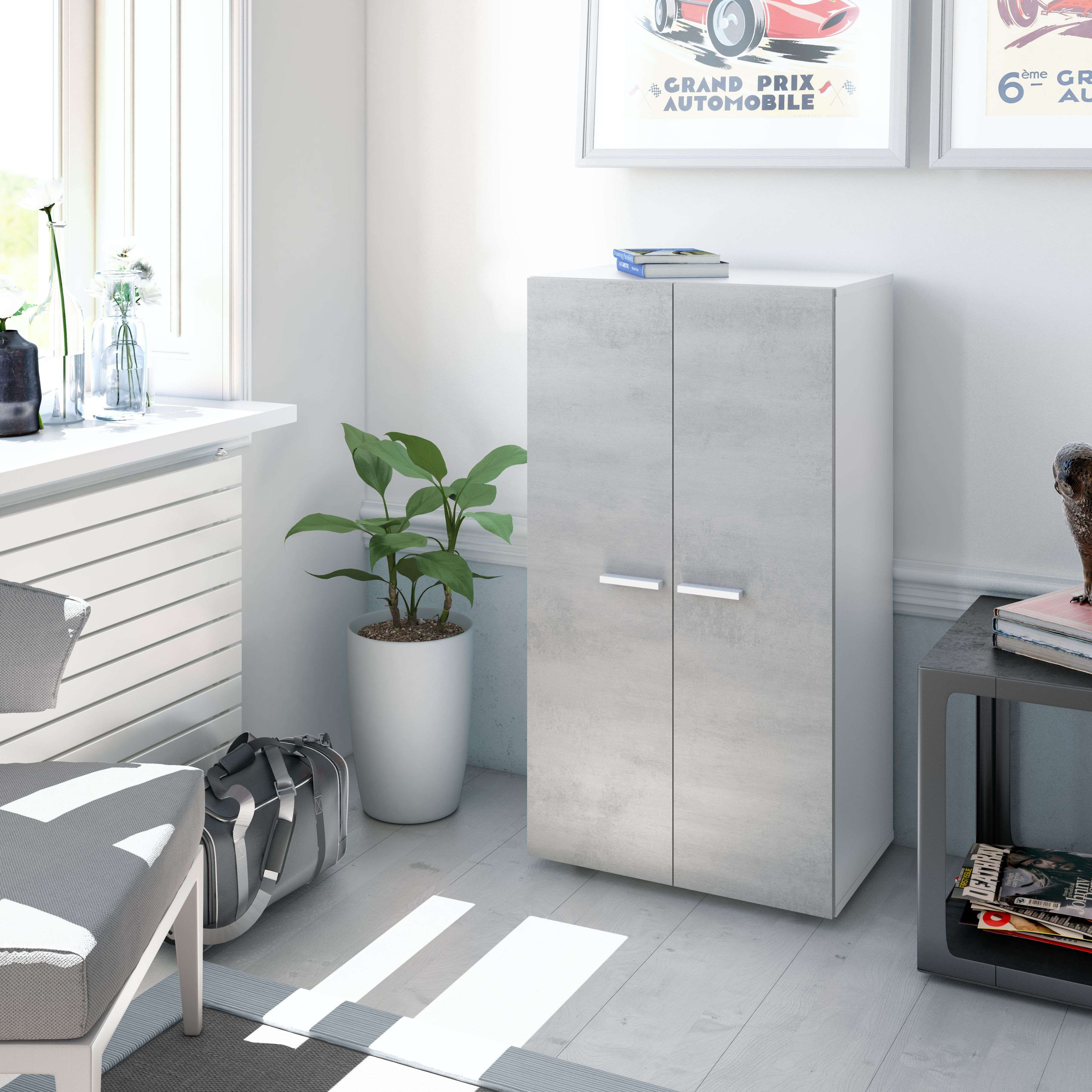 Una habitación moderna con un gabinete gris, una planta y un sillón.