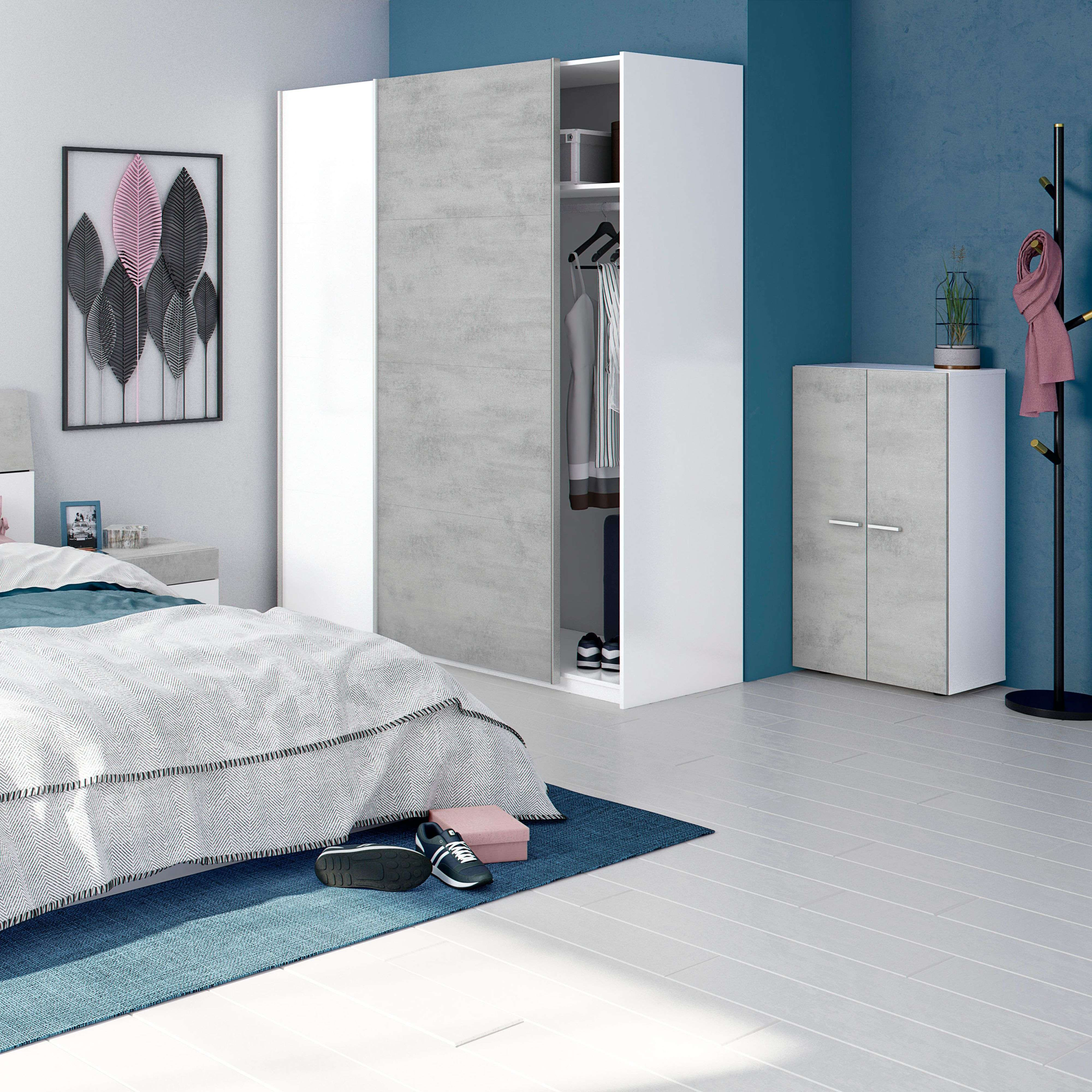 Un dormitorio con armario, cama y mesita de noche.