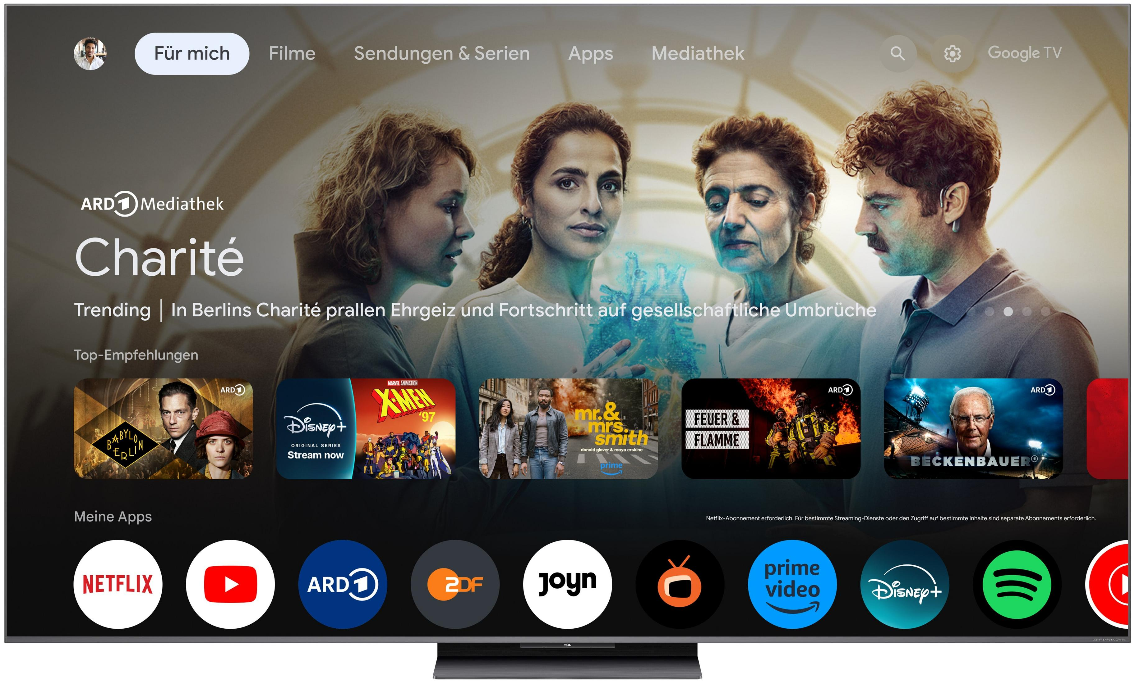 Pantalla de inicio de TV con sugerencias de películas e íconos de aplicaciones como Netflix, Disney+.