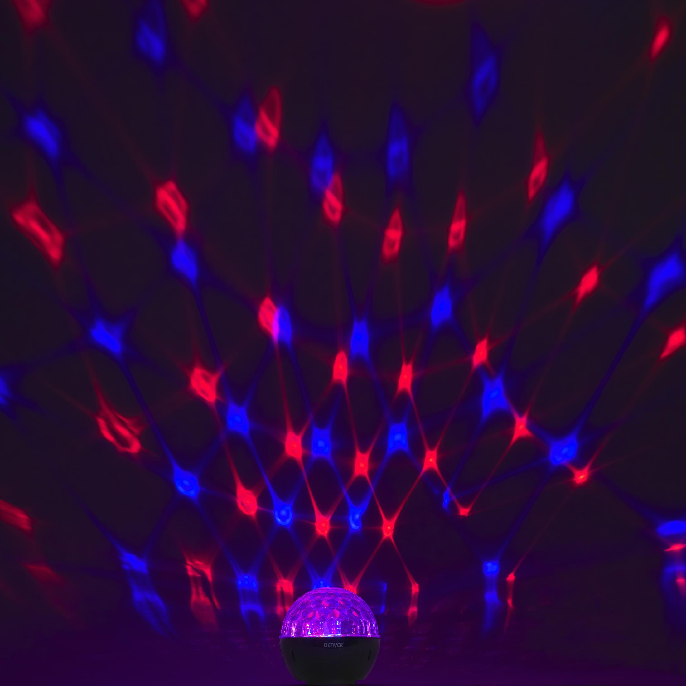 Mała kula dyskotekowa Denver rzuca czerwone i niebieskie światła na ciemną ścianę.