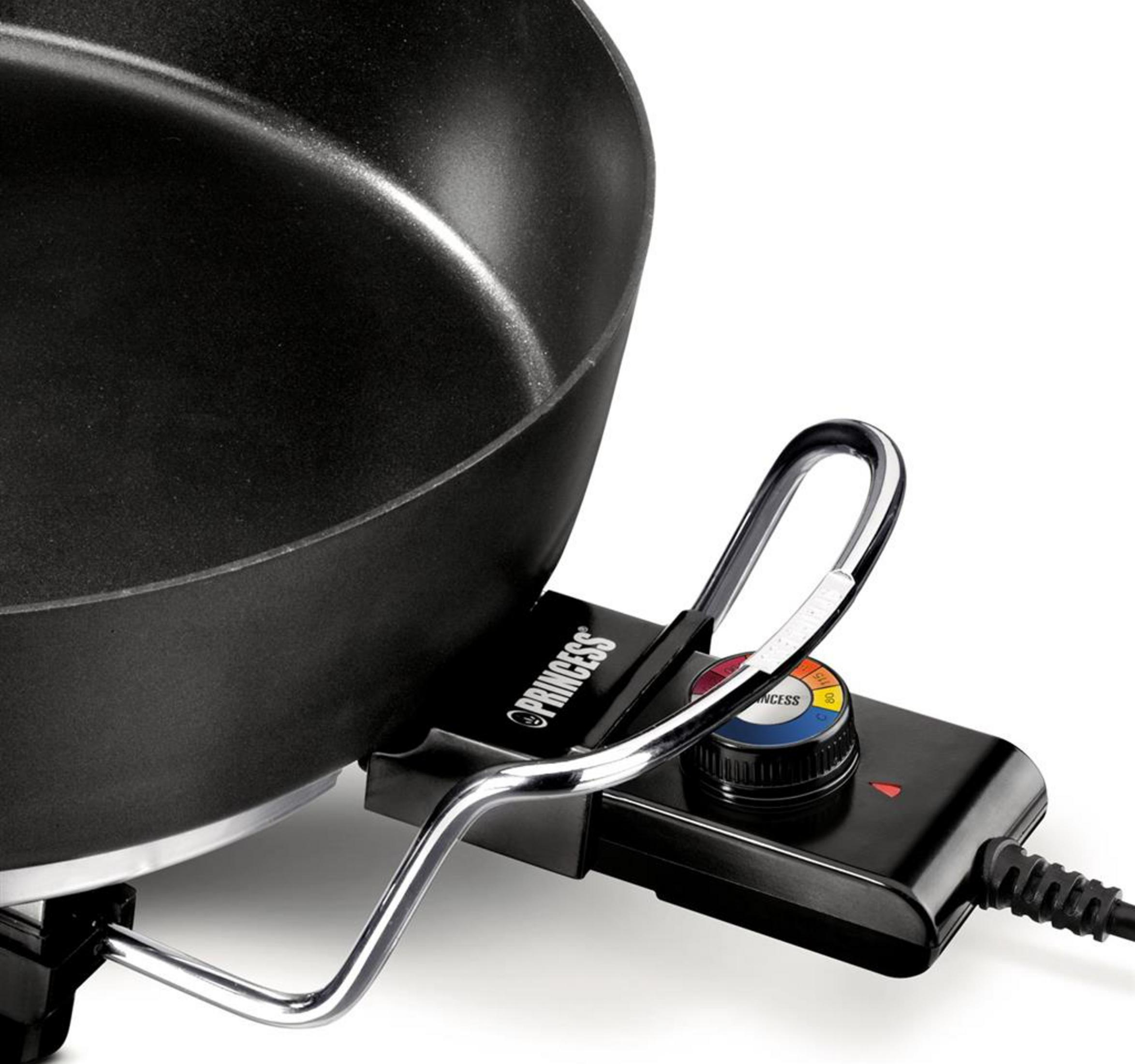 Zwarte pan met zilveren handvat en zwart bedieningspaneel met temperatuurregelaar.