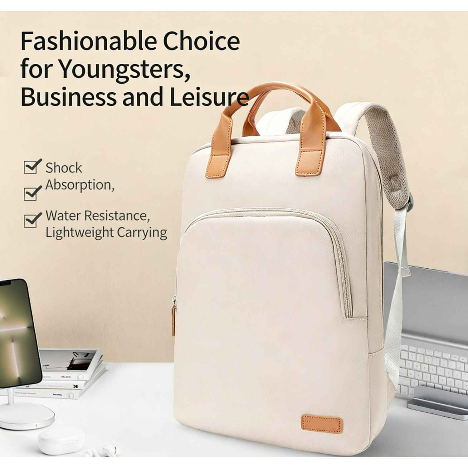 Ein beiger Rucksack mit Lederakzenten, auf einem Schreibtisch mit Telefon und Laptop platziert.